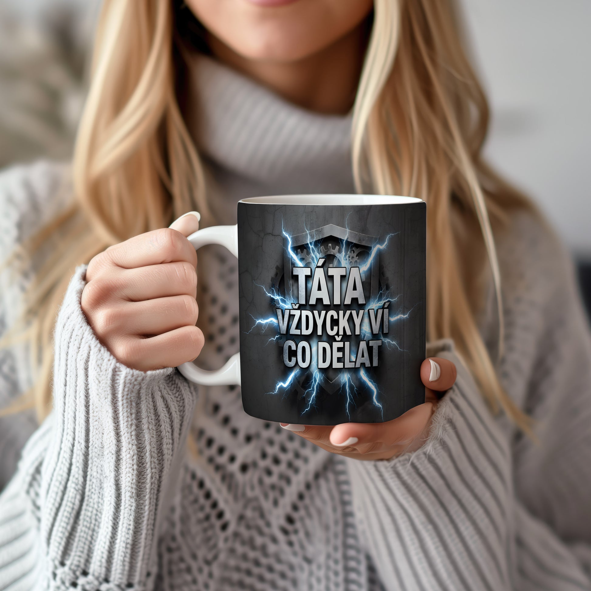 Hrnek s nápisem TÁTA VŽDYCKY VÍ CO DĚLAT a motivem blesků.