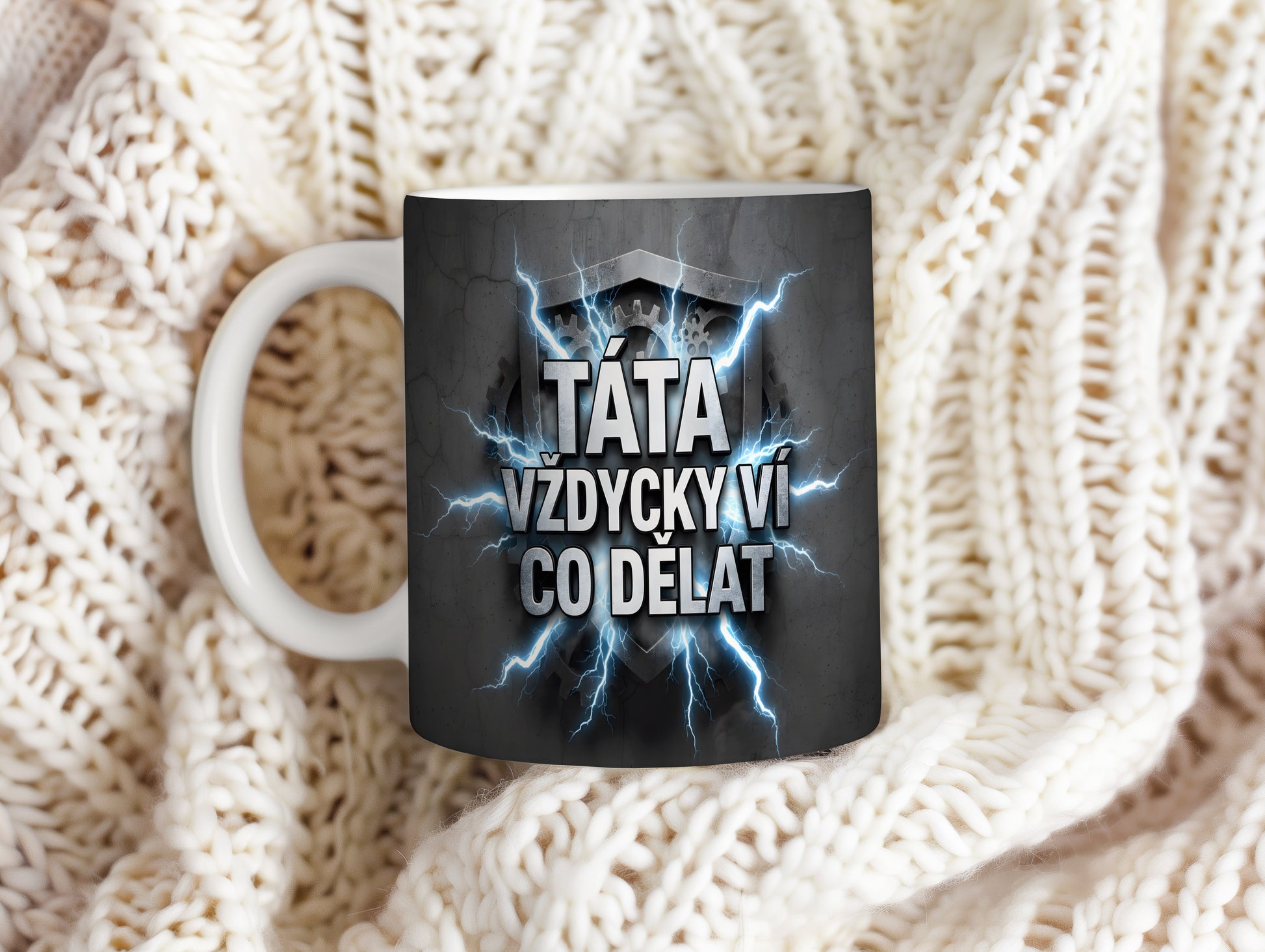 Hrnek s nápisem TÁTA VŽDYCKY VÍ CO DĚLAT a motivem blesků.
