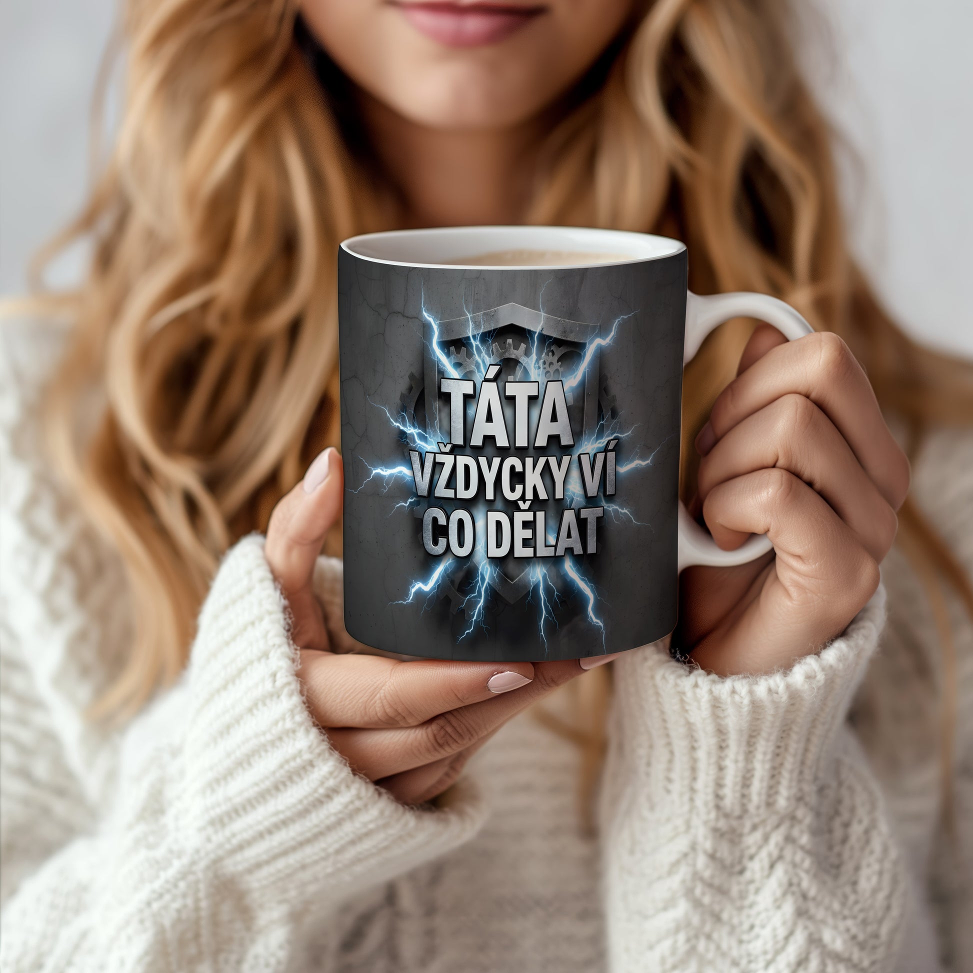 Hrnek s nápisem TÁTA VŽDYCKY VÍ CO DĚLAT a motivem blesků.