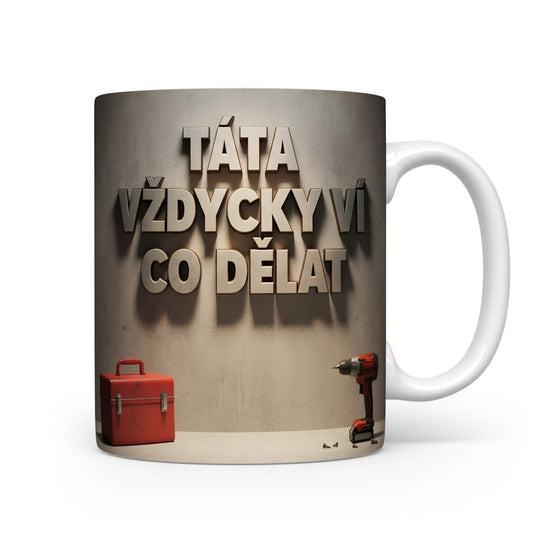 Hrnek s nápisem TÁTA VŽDYCKY VÍ CO DĚLAT a motivem nástrojů.