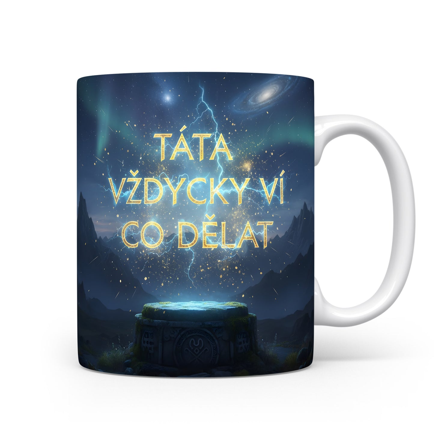 Hrnek s nápisem 'TÁTA VŽDYCKY VÍ CO DĚLAT' a vesmírným motivem.