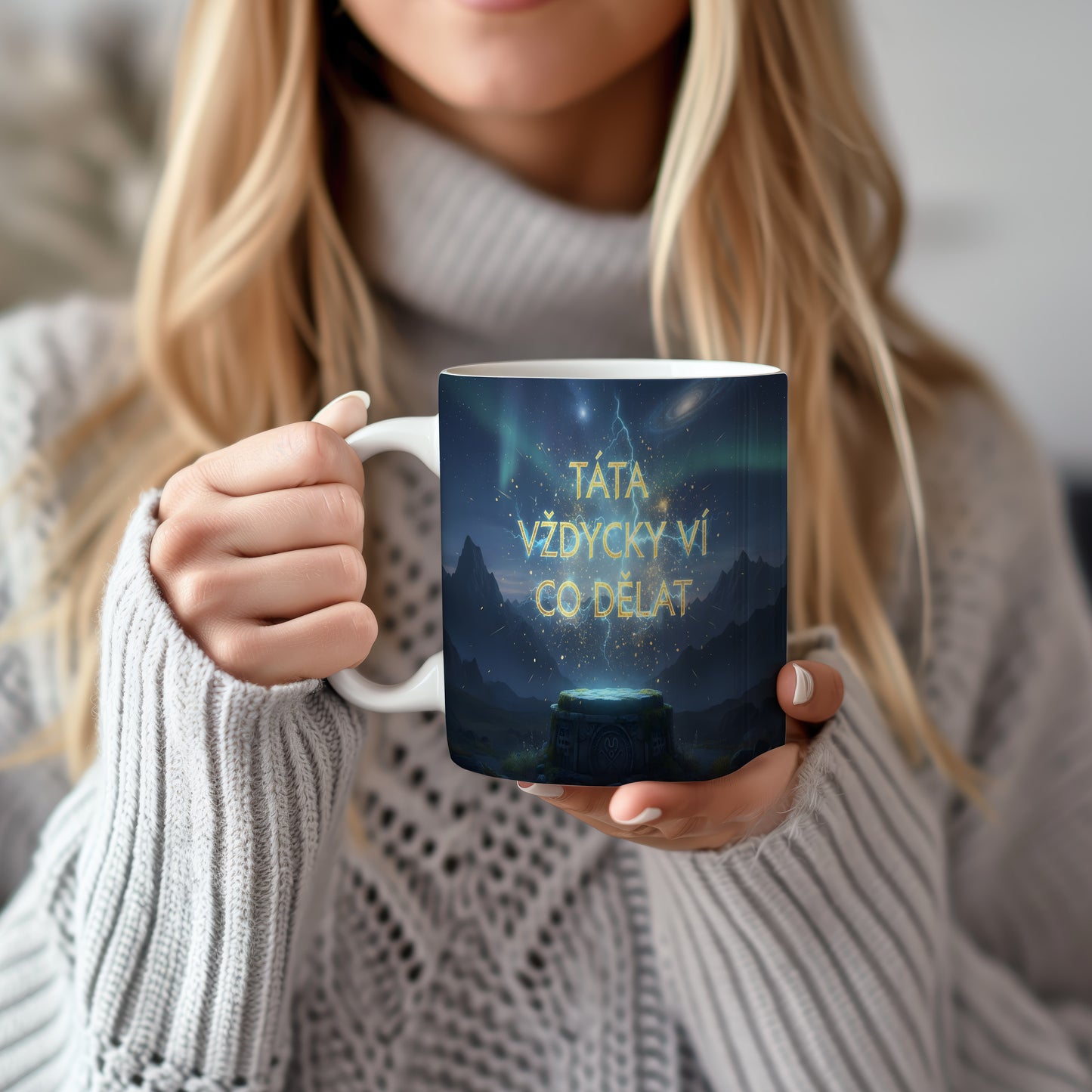 Hrnek s nápisem 'TÁTA VŽDYCKY VÍ CO DĚLAT' a vesmírným motivem.