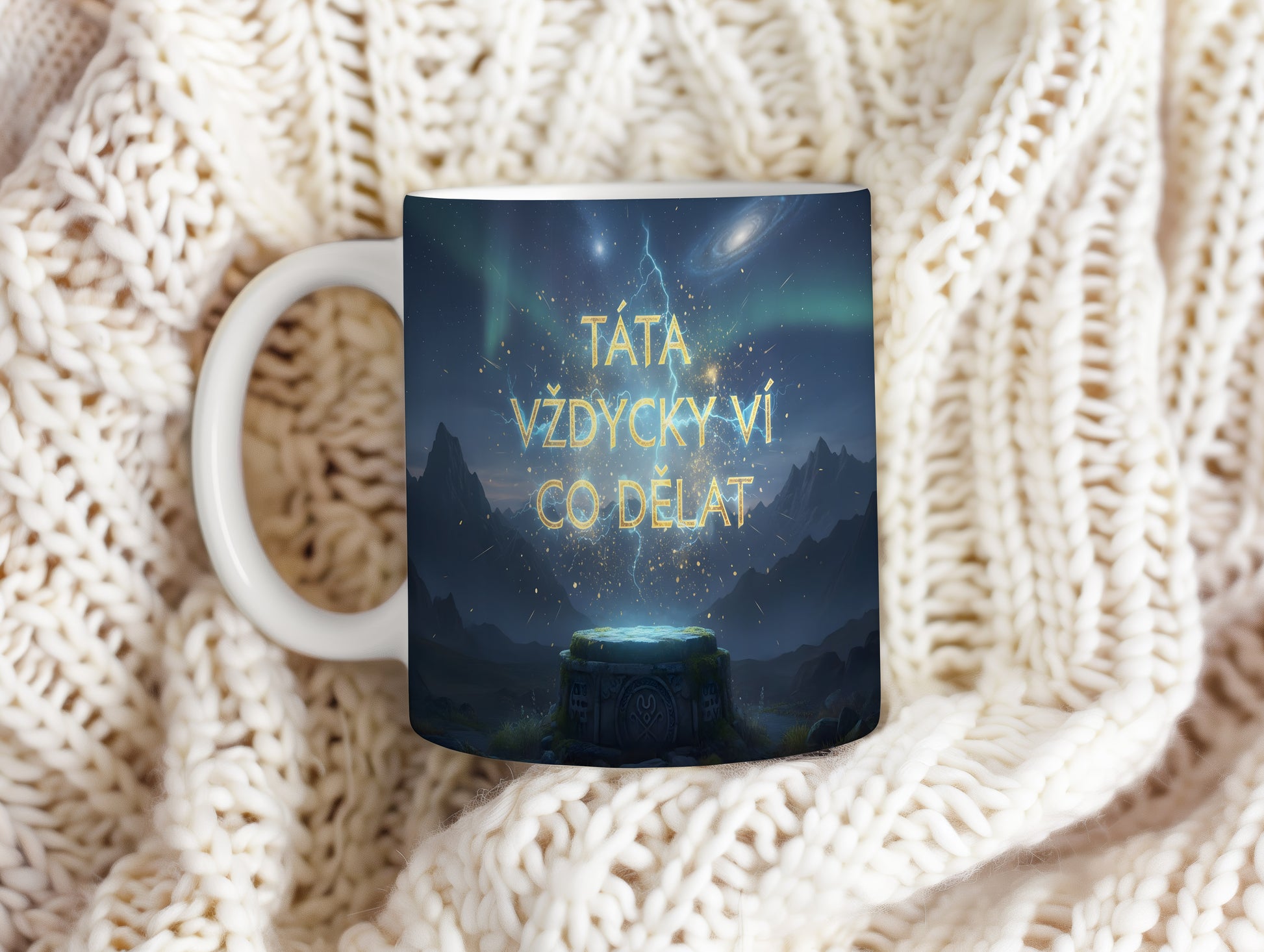Hrnek s nápisem 'TÁTA VŽDYCKY VÍ CO DĚLAT' a vesmírným motivem.