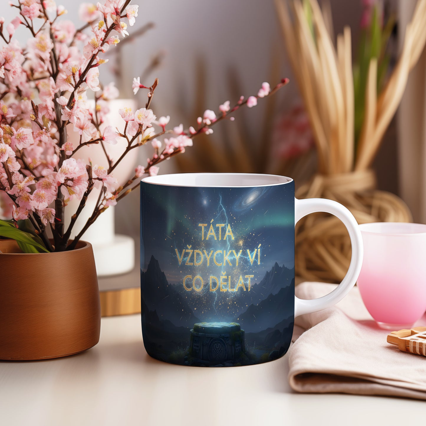 Hrnek s nápisem 'TÁTA VŽDYCKY VÍ CO DĚLAT' a vesmírným motivem.