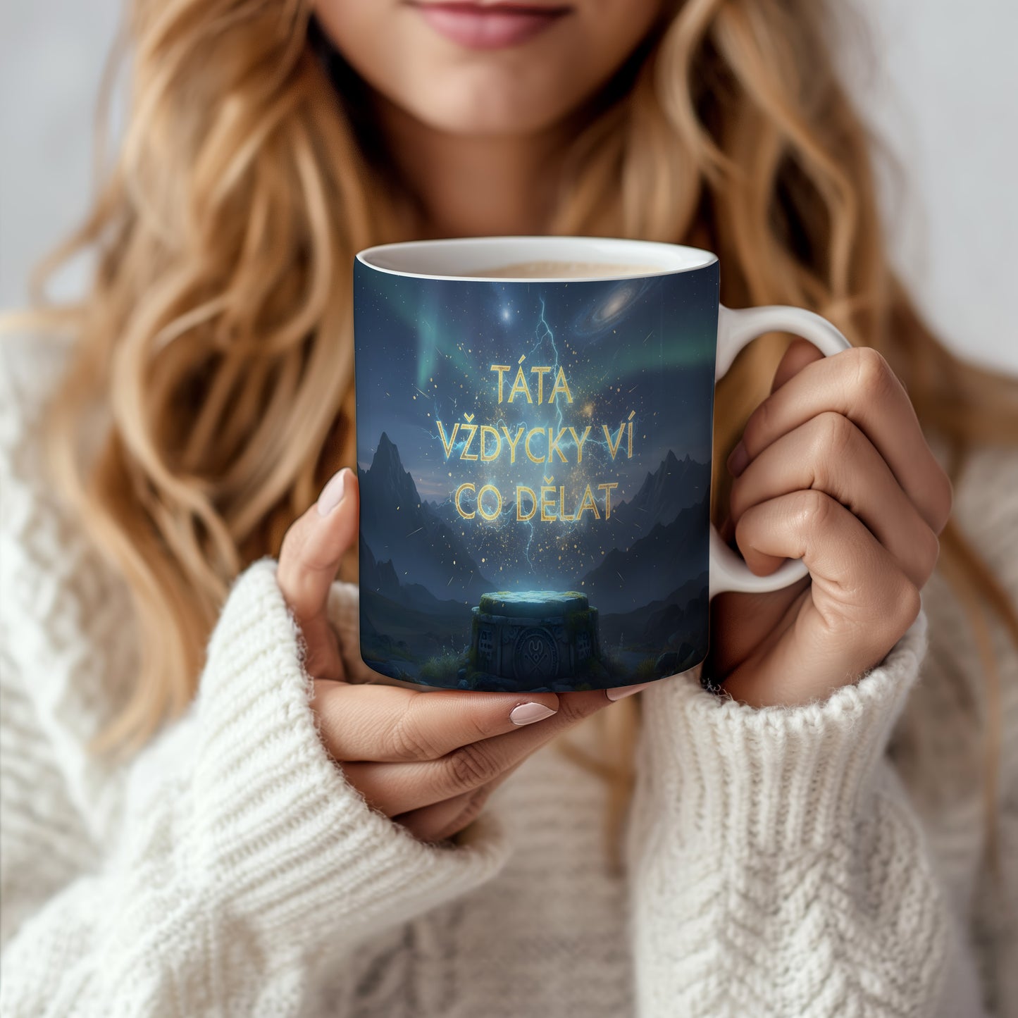 Hrnek s nápisem 'TÁTA VŽDYCKY VÍ CO DĚLAT' a vesmírným motivem.