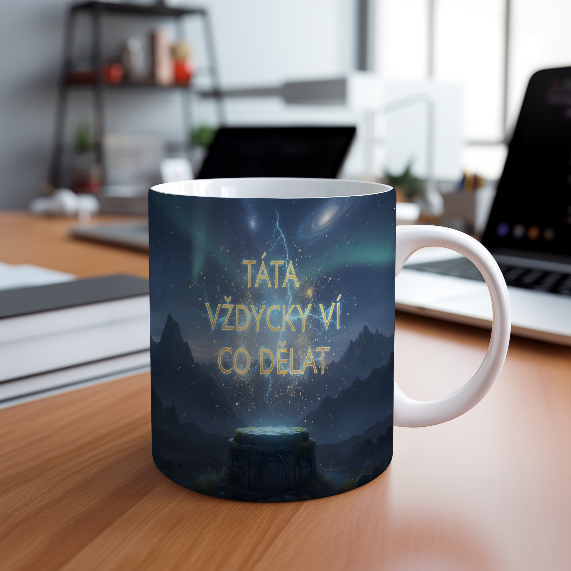 Hrnek s nápisem 'TÁTA VŽDYCKY VÍ CO DĚLAT' a vesmírným motivem.