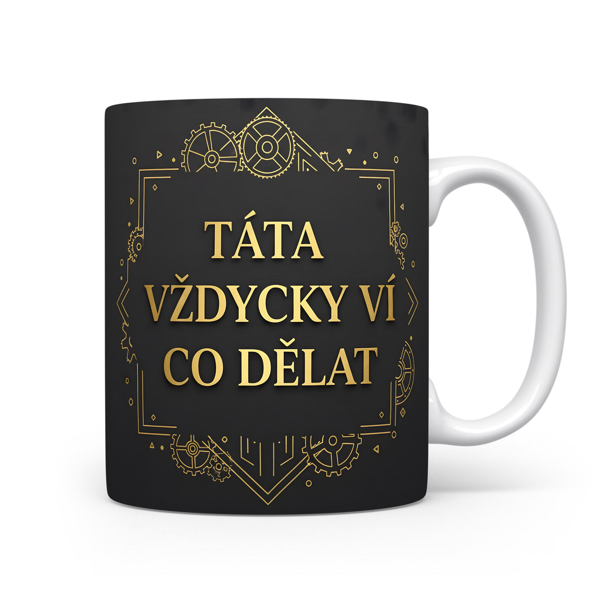 Černý hrnek se zlatým textem a technickým vzorem.