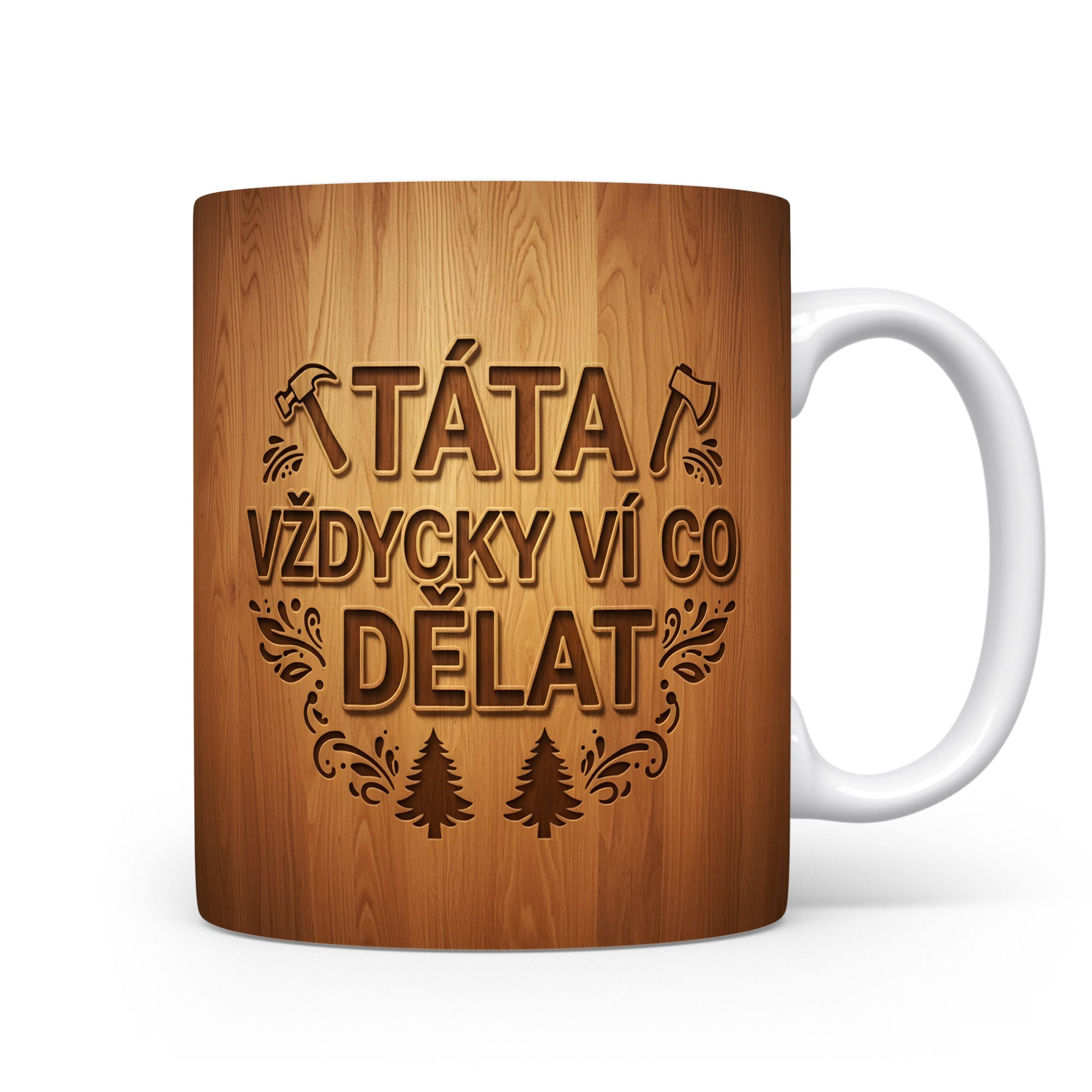 Hrnek s dřevěným motivem a nápisem TÁTA VŽDYCKY VÍ CO DĚLAT.