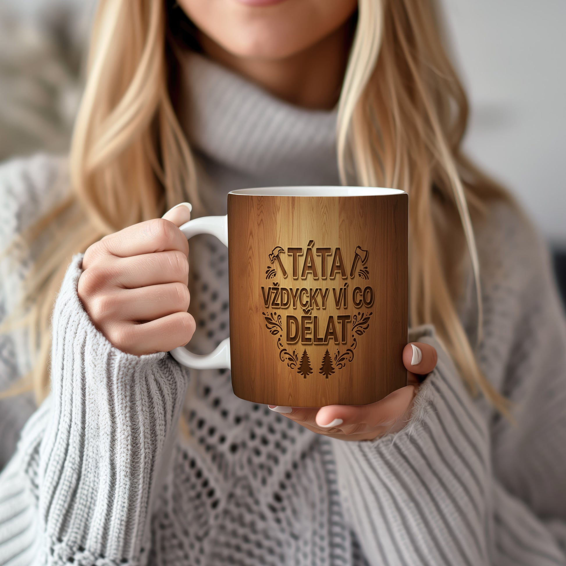 Hrnek s dřevěným motivem a nápisem TÁTA VŽDYCKY VÍ CO DĚLAT.