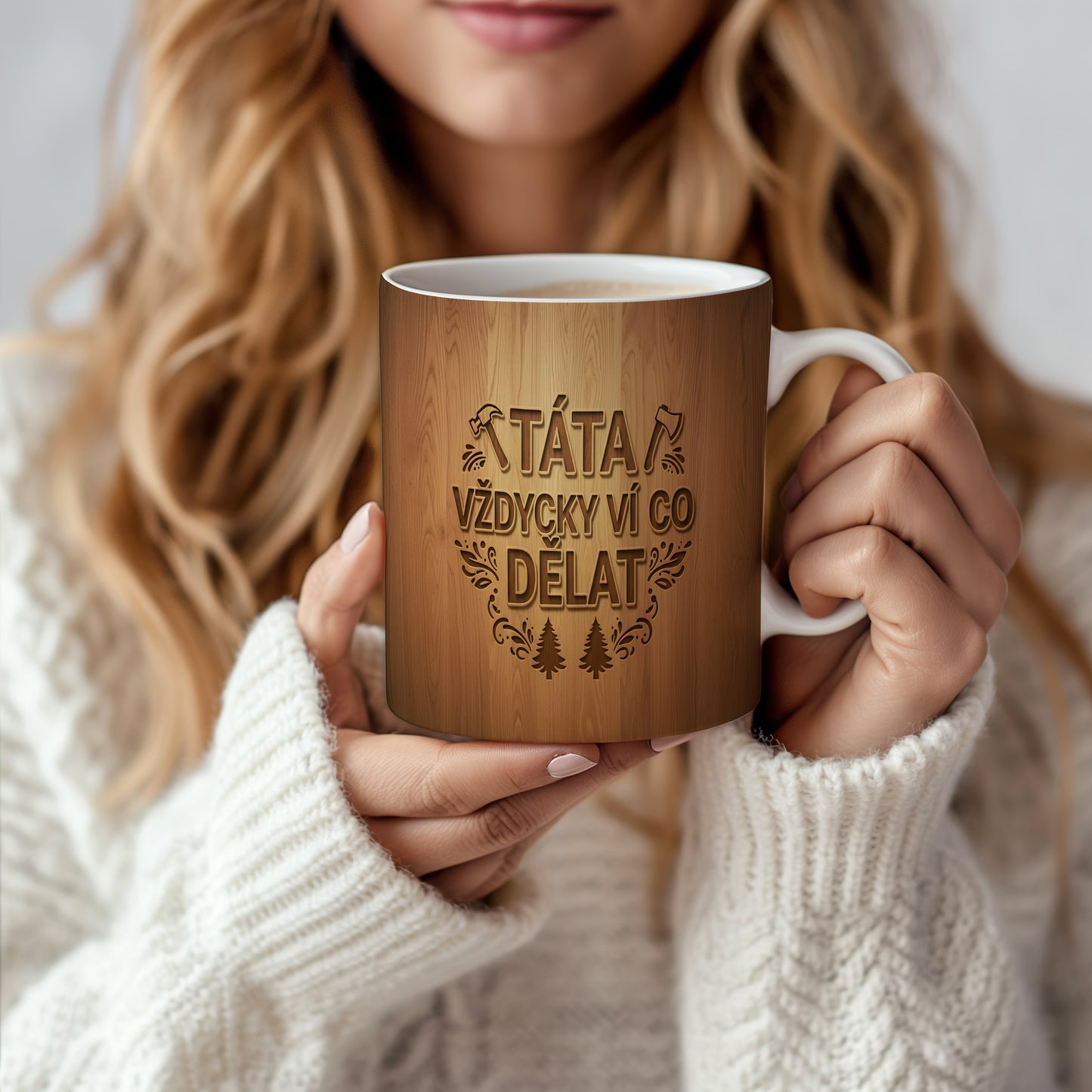 Hrnek s dřevěným motivem a nápisem TÁTA VŽDYCKY VÍ CO DĚLAT.