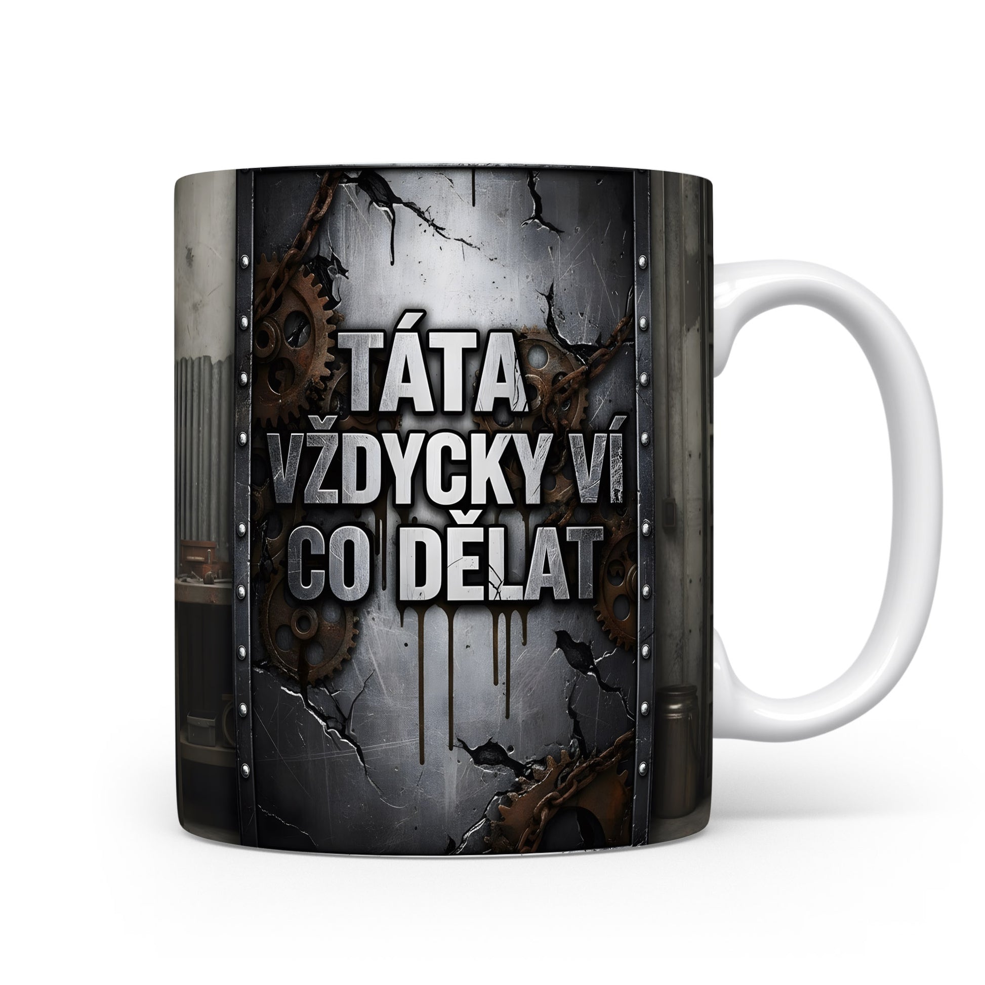 Hrnek s nápisem 'TÁTA VŽDYCKY VÍ CO DĚLAT' a ozubenými koly na kovovém pozadí.