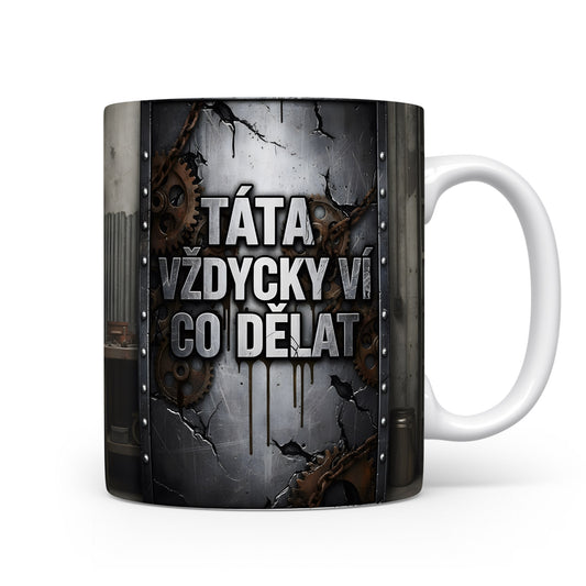 Hrnek s nápisem 'TÁTA VŽDYCKY VÍ CO DĚLAT' a ozubenými koly na kovovém pozadí.