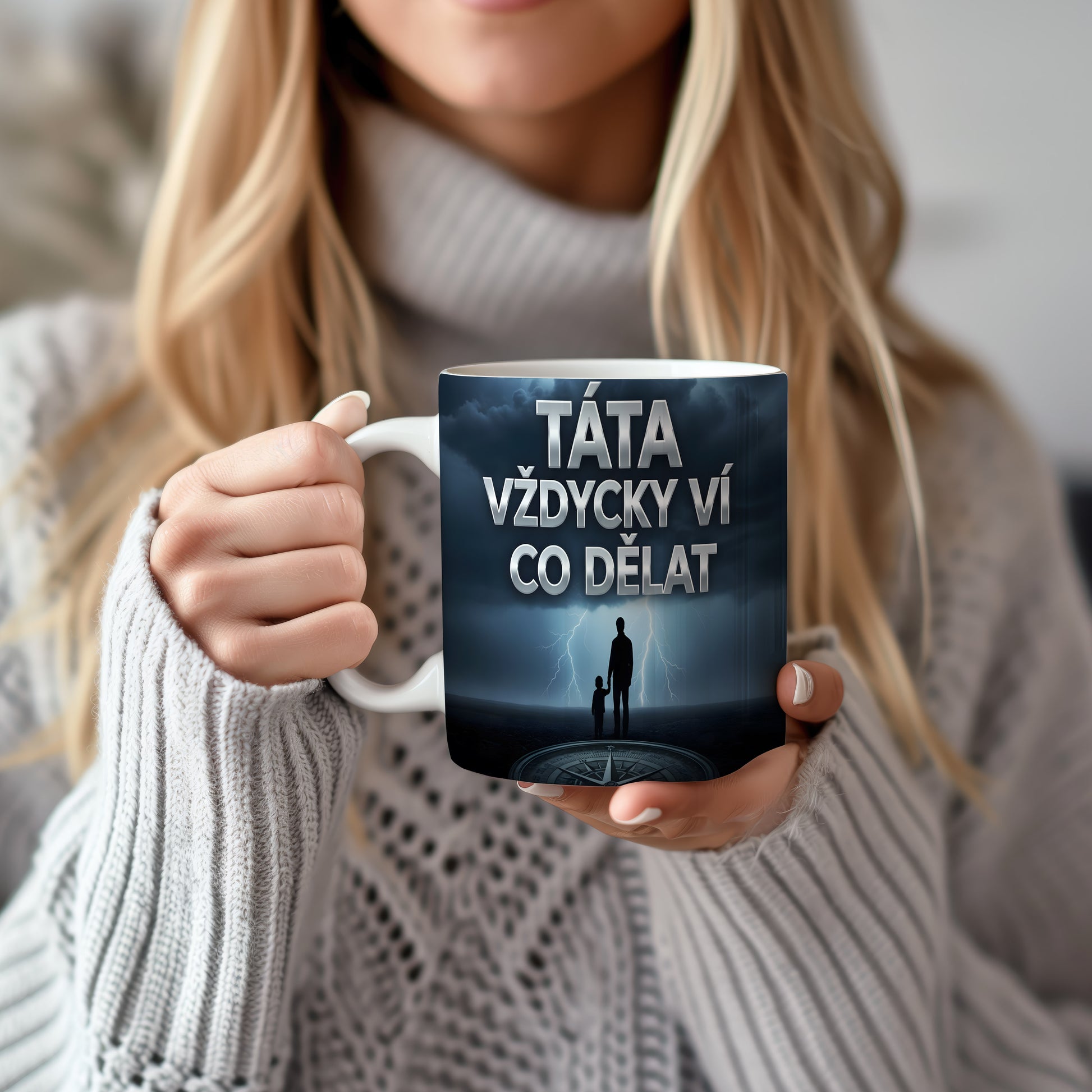 Hrnek s motivem otce a syna na bouřkové obloze s nápisem TÁTA VŽDYCKY VÍ CO DĚLAT.