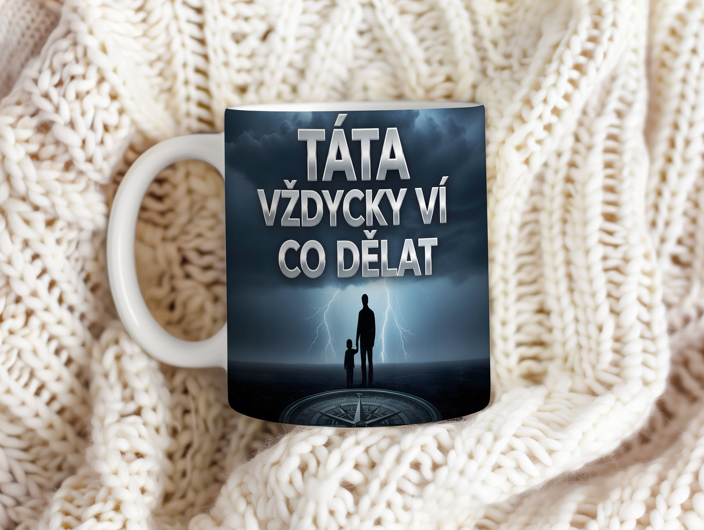 Hrnek s motivem otce a syna na bouřkové obloze s nápisem TÁTA VŽDYCKY VÍ CO DĚLAT.