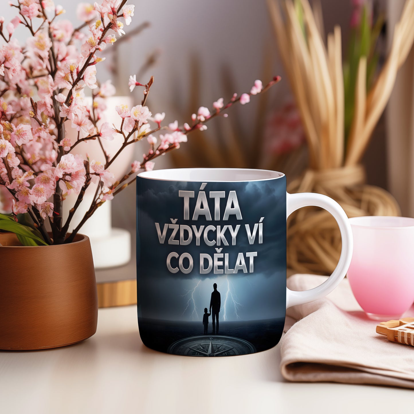 Hrnek s motivem otce a syna na bouřkové obloze s nápisem TÁTA VŽDYCKY VÍ CO DĚLAT.