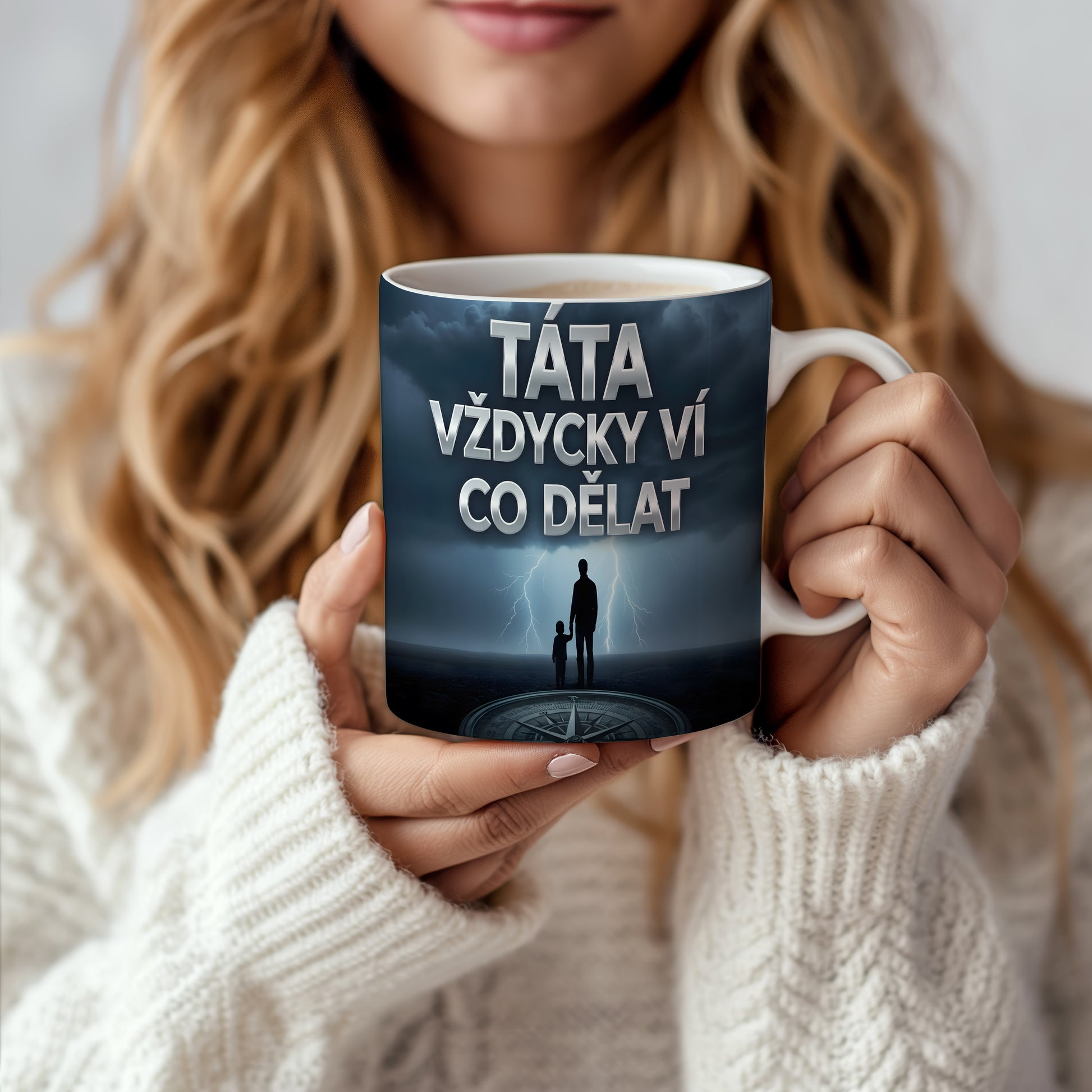 Hrnek s motivem otce a syna na bouřkové obloze s nápisem TÁTA VŽDYCKY VÍ CO DĚLAT.