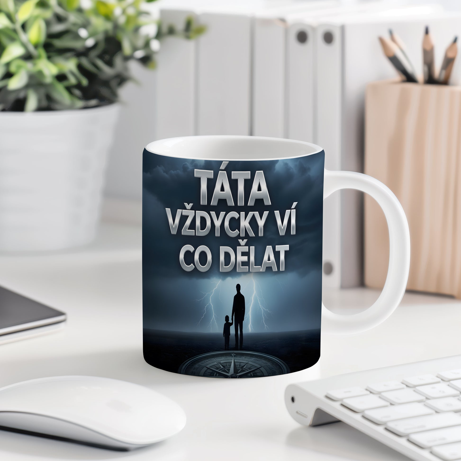 Hrnek s motivem otce a syna na bouřkové obloze s nápisem TÁTA VŽDYCKY VÍ CO DĚLAT.