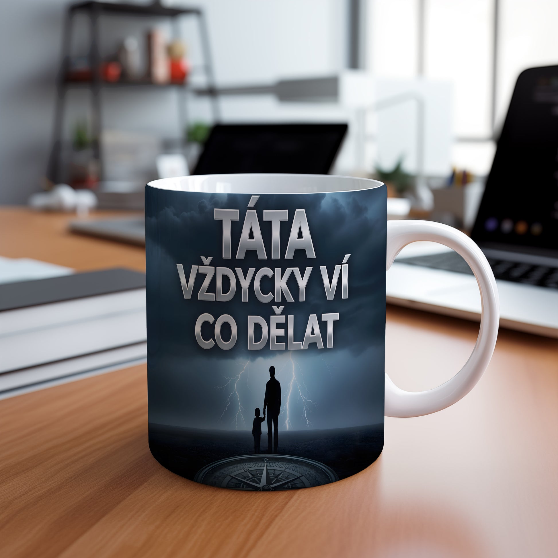 Hrnek s motivem otce a syna na bouřkové obloze s nápisem TÁTA VŽDYCKY VÍ CO DĚLAT.