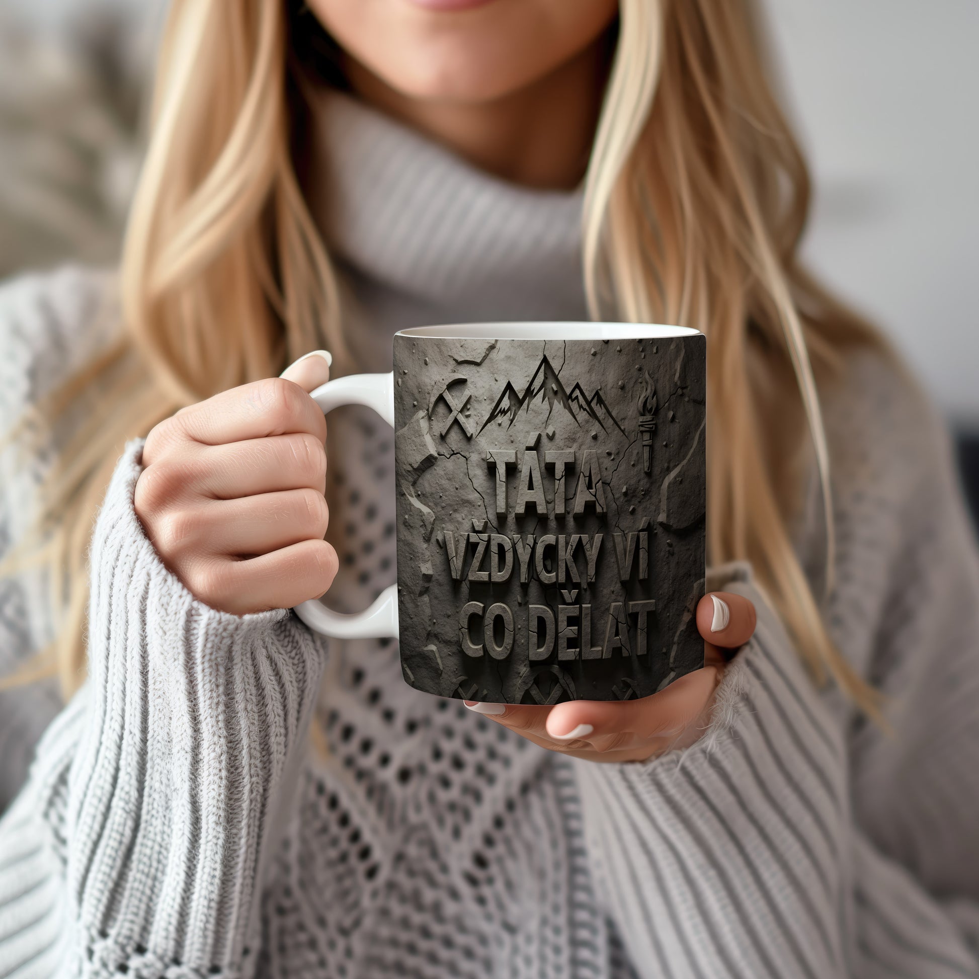 Hrnek s nápisem TÁTA VŽDYCKY VÍ CO DĚLAT na betonovém pozadí.