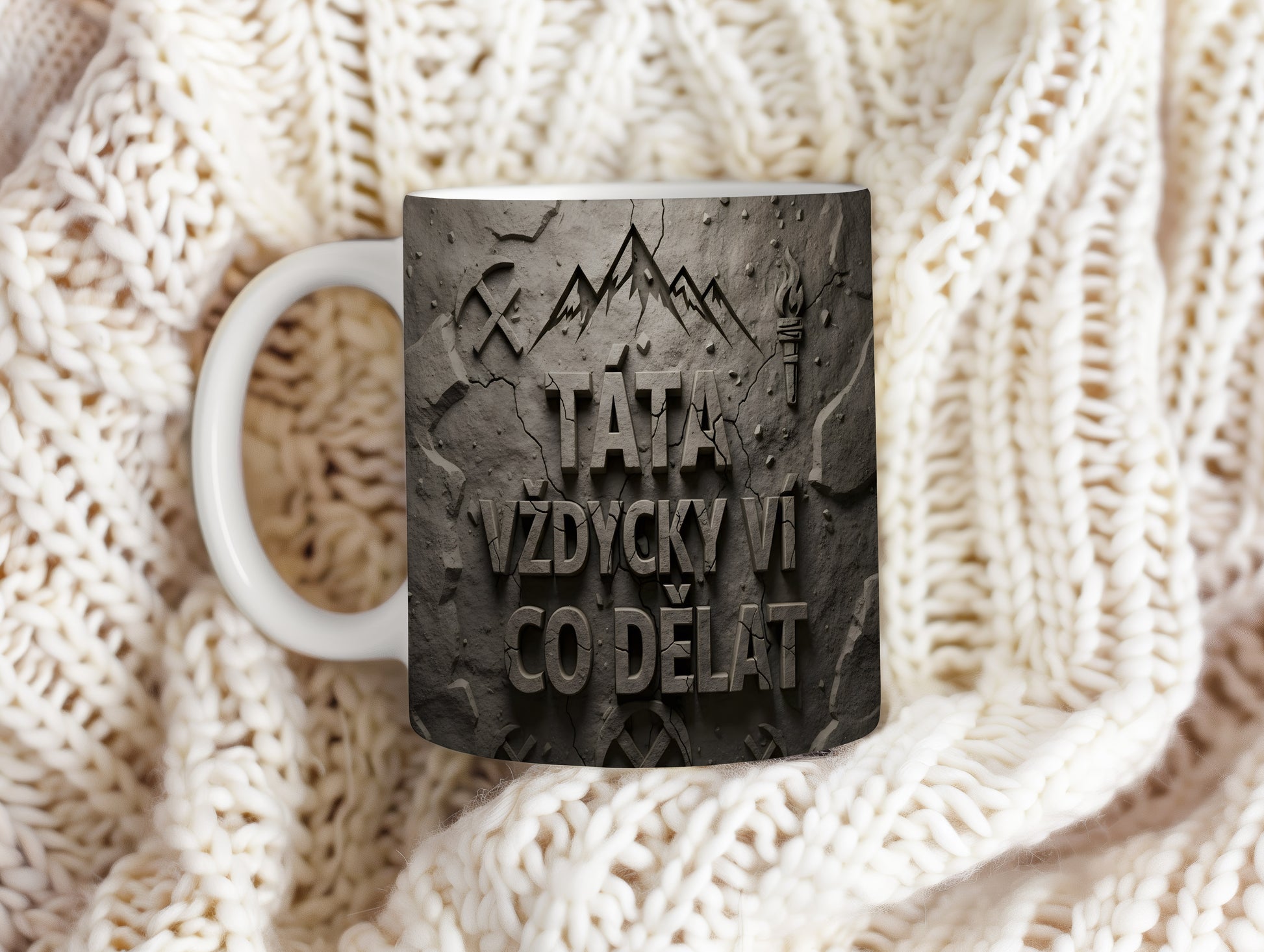 Hrnek s nápisem TÁTA VŽDYCKY VÍ CO DĚLAT na betonovém pozadí.