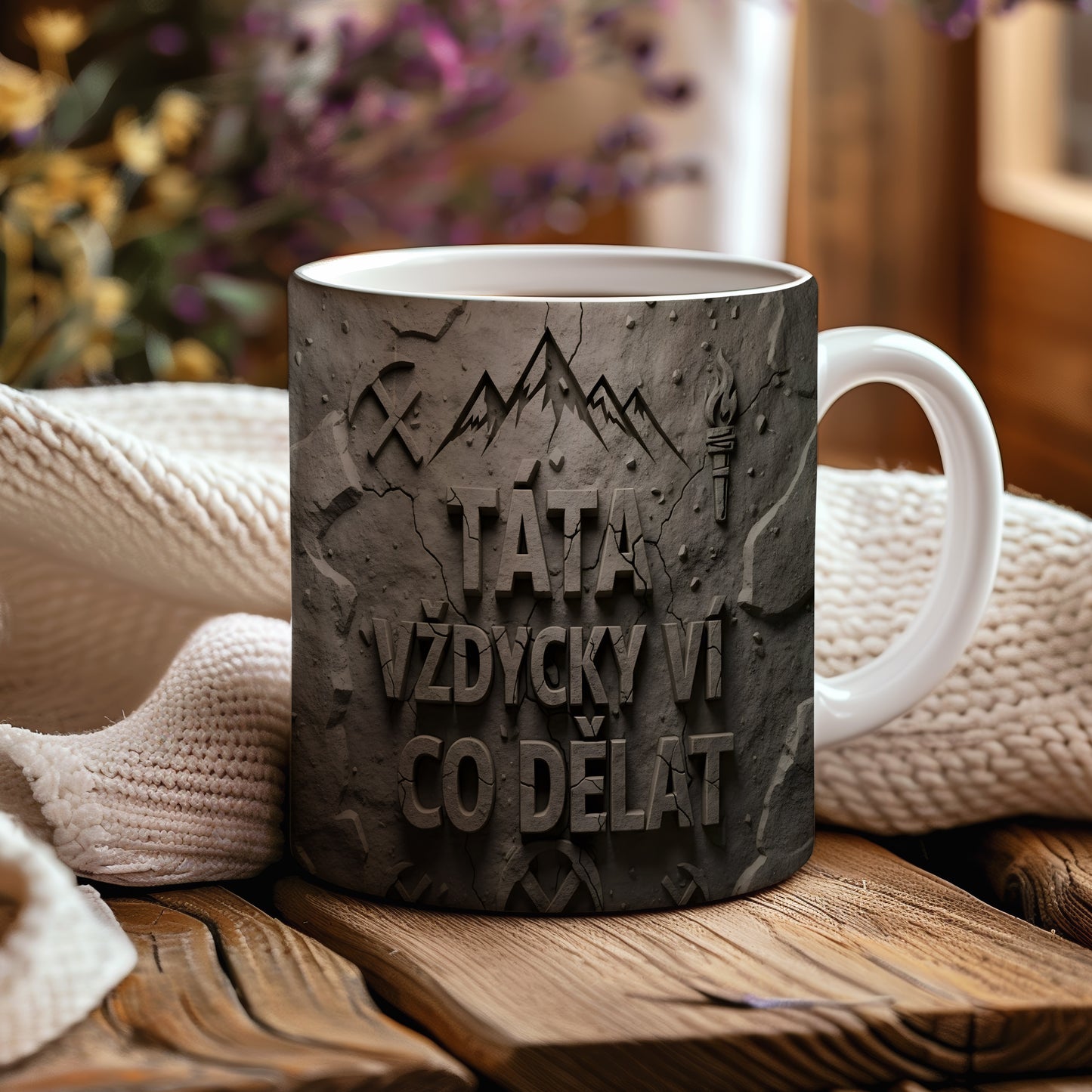 Hrnek s nápisem TÁTA VŽDYCKY VÍ CO DĚLAT na betonovém pozadí.