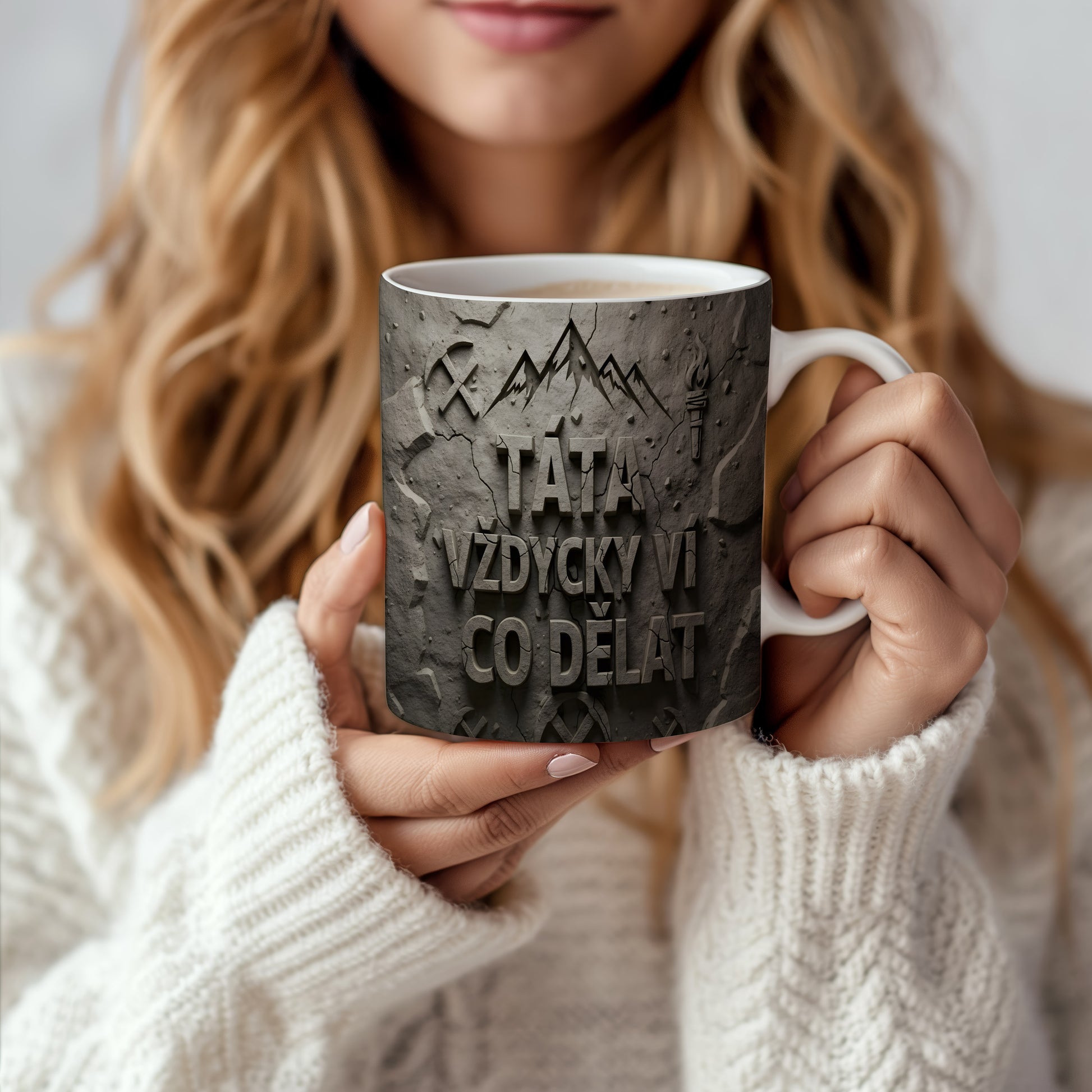 Hrnek s nápisem TÁTA VŽDYCKY VÍ CO DĚLAT na betonovém pozadí.