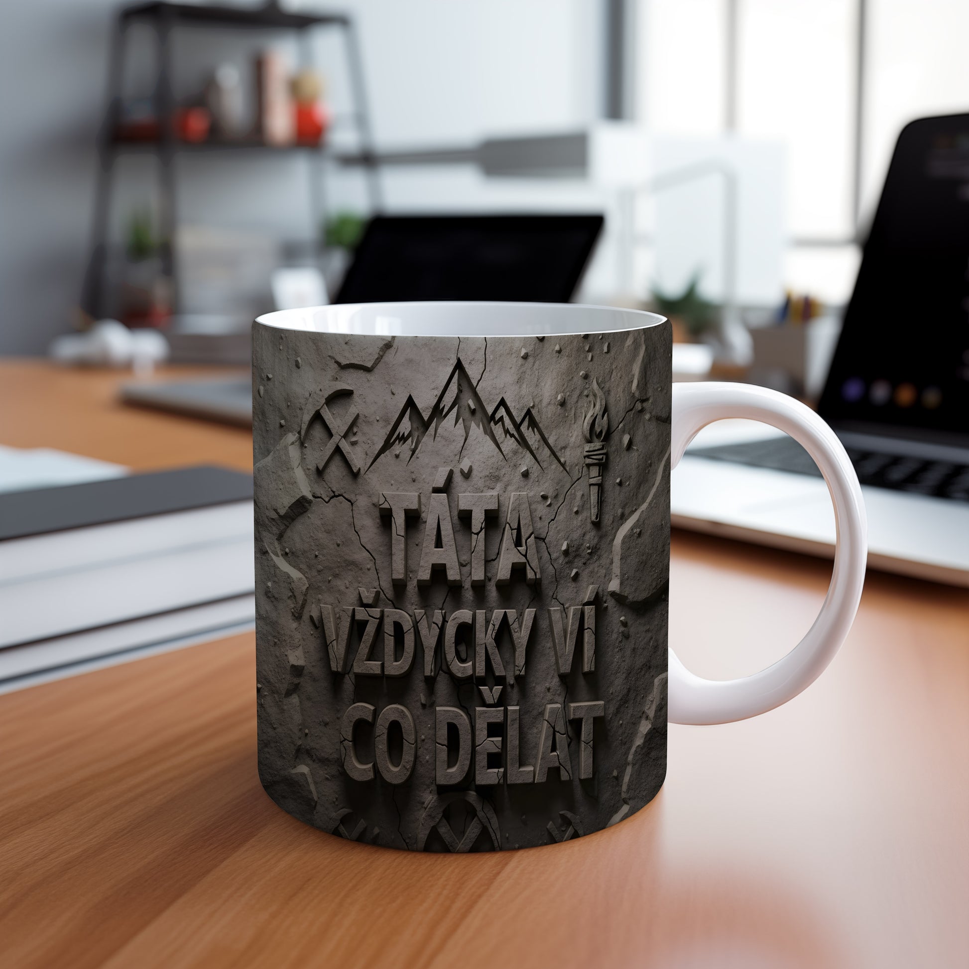 Hrnek s nápisem TÁTA VŽDYCKY VÍ CO DĚLAT na betonovém pozadí.