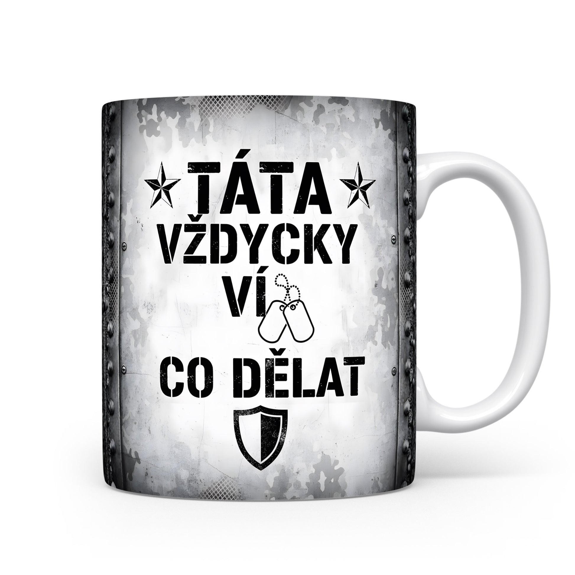 Hrnek s nápisem TÁTA VŽDYCKY VÍ CO DĚLAT a vojenskými motivy.