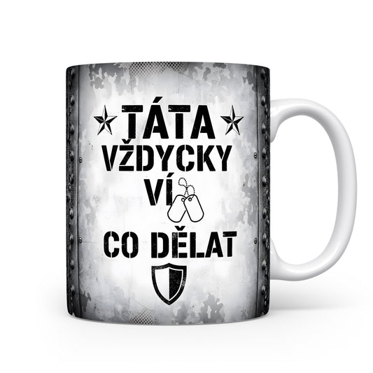 Hrnek s nápisem TÁTA VŽDYCKY VÍ CO DĚLAT a vojenskými motivy.