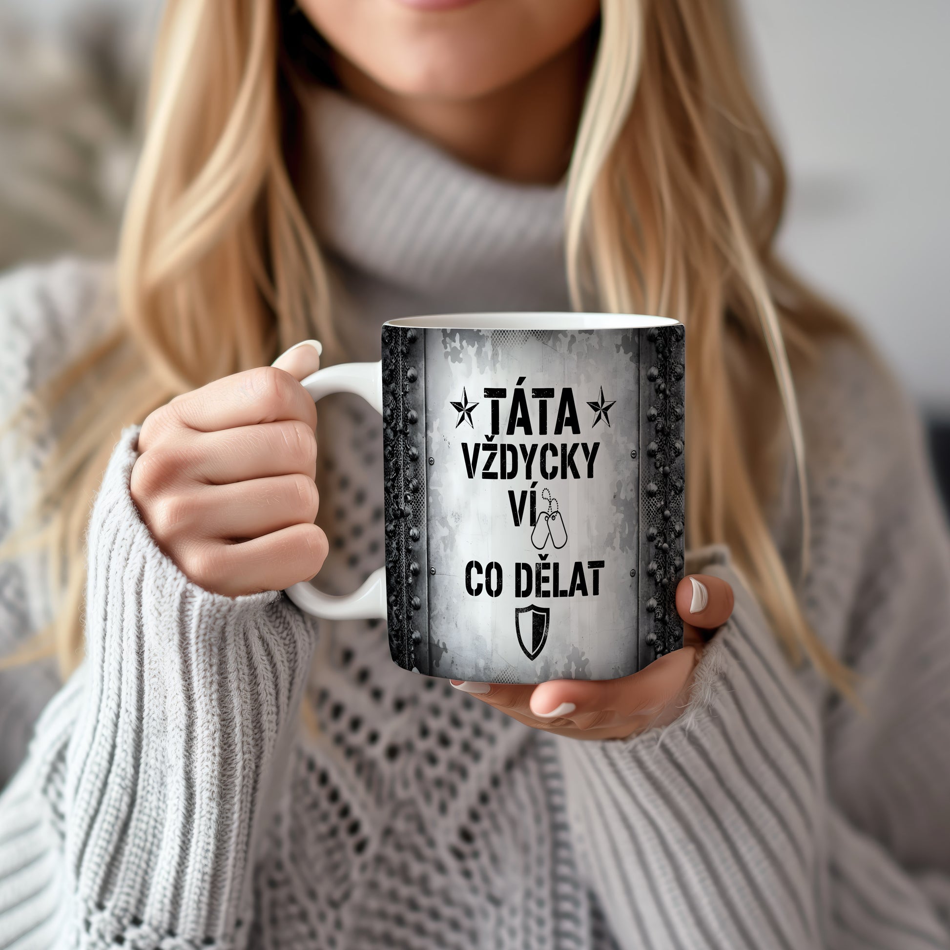 Hrnek s nápisem TÁTA VŽDYCKY VÍ CO DĚLAT a vojenskými motivy.