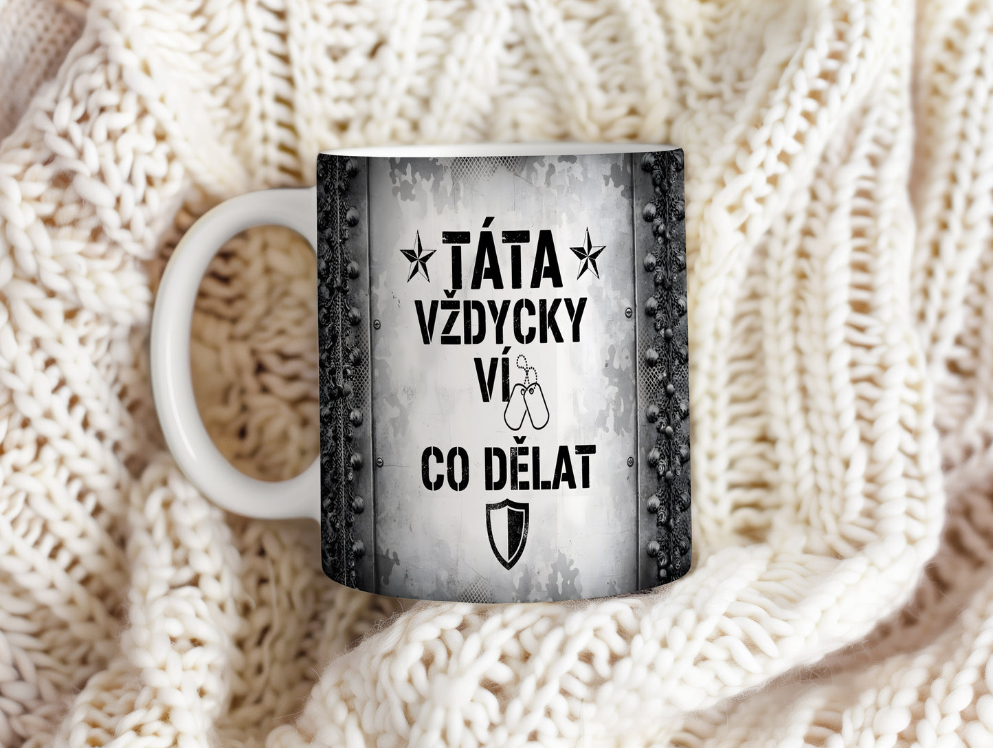 Hrnek s nápisem TÁTA VŽDYCKY VÍ CO DĚLAT a vojenskými motivy.