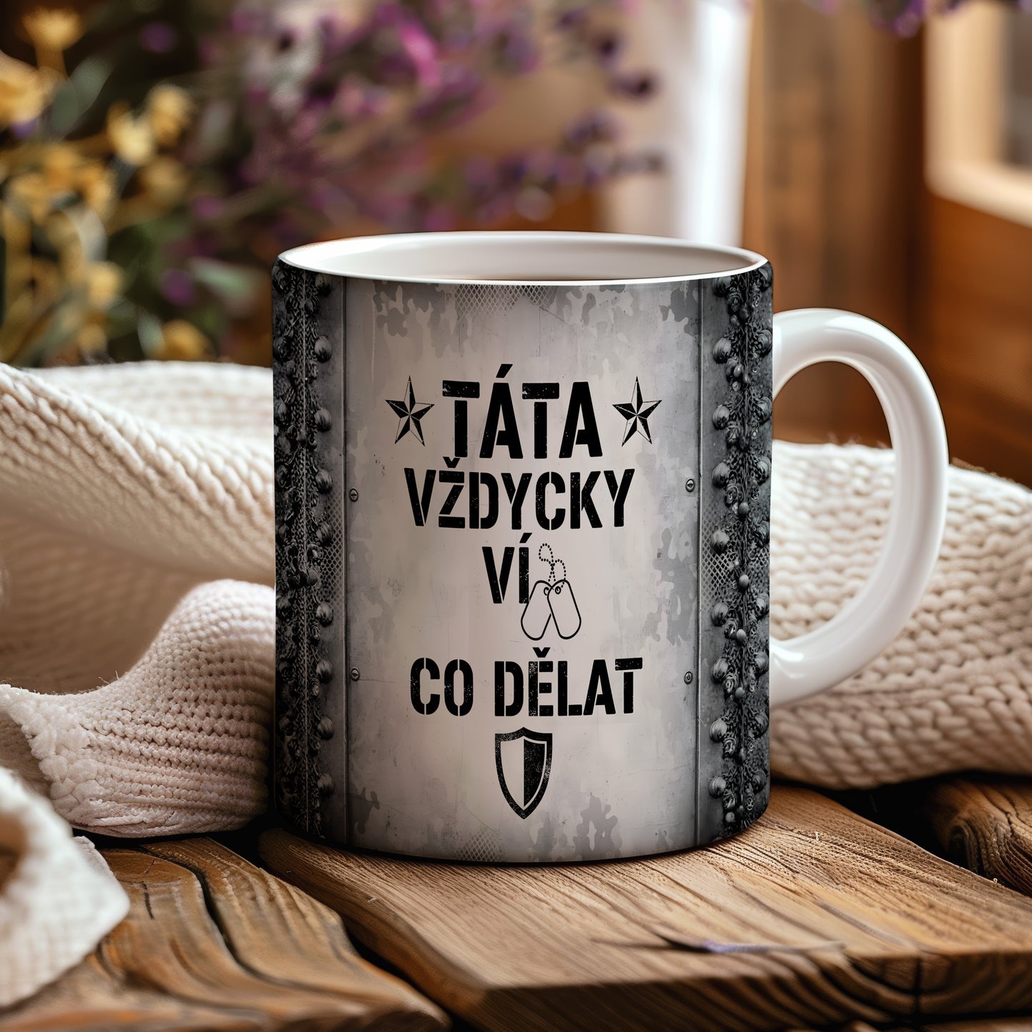 Hrnek s nápisem TÁTA VŽDYCKY VÍ CO DĚLAT a vojenskými motivy.