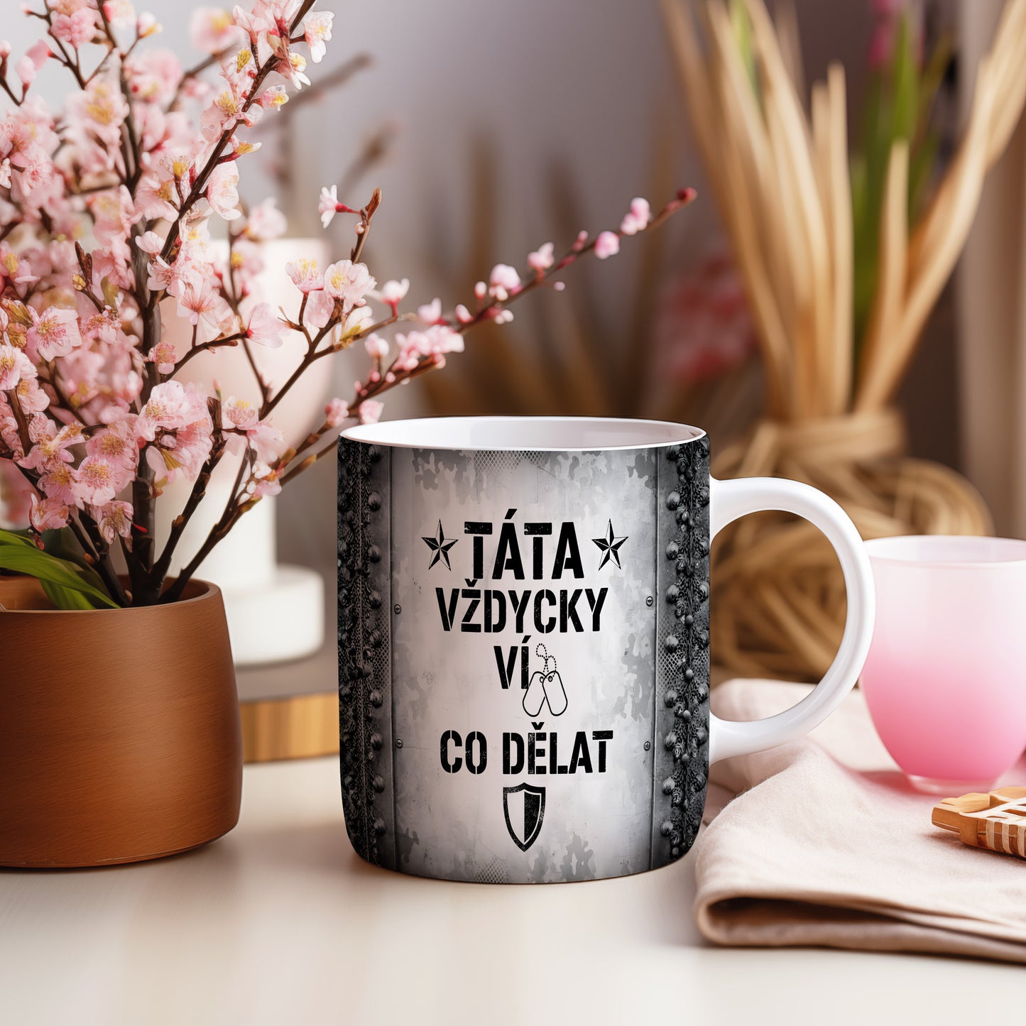 Hrnek s nápisem TÁTA VŽDYCKY VÍ CO DĚLAT a vojenskými motivy.