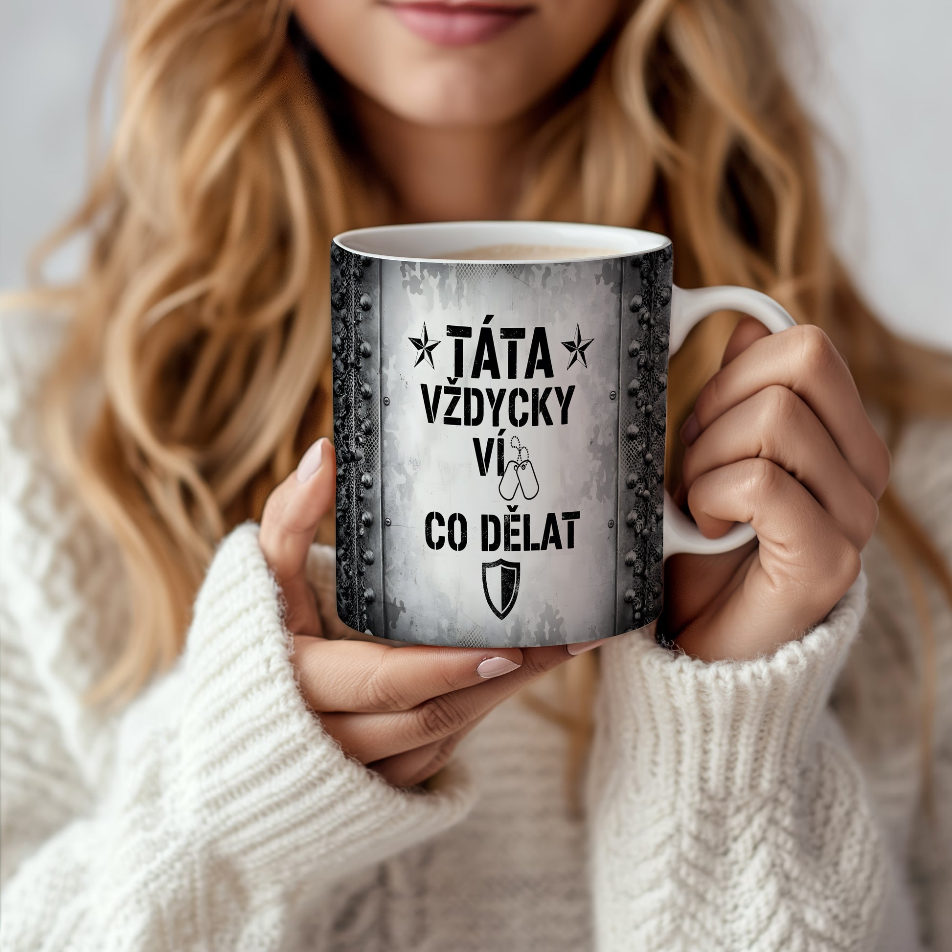 Hrnek s nápisem TÁTA VŽDYCKY VÍ CO DĚLAT a vojenskými motivy.