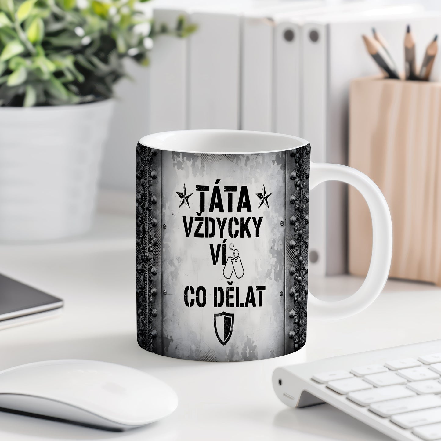 Hrnek s nápisem TÁTA VŽDYCKY VÍ CO DĚLAT a vojenskými motivy.