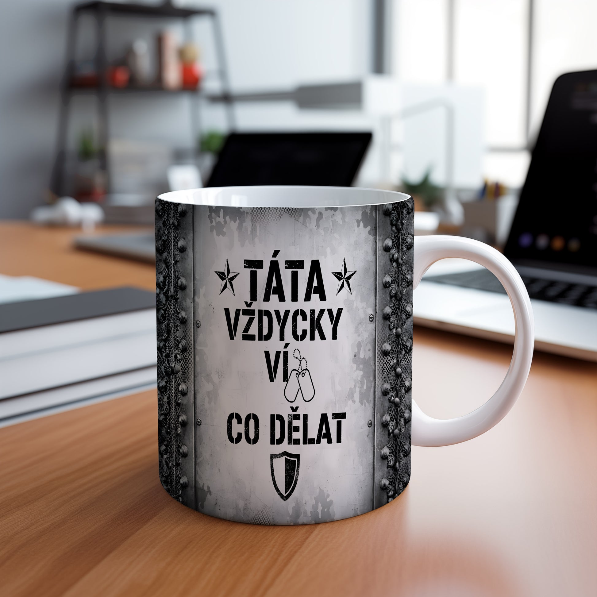 Hrnek s nápisem TÁTA VŽDYCKY VÍ CO DĚLAT a vojenskými motivy.