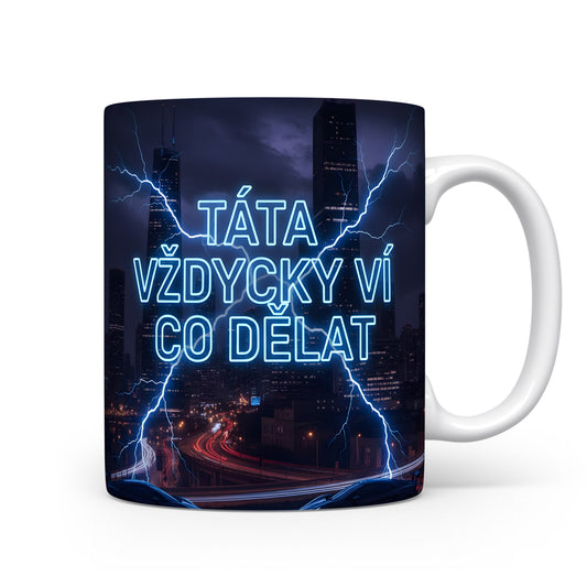 Hrnek s nápisem 'TÁTA VŽDYCKY VÍ CO DĚLAT' a blesky na pozadí města.