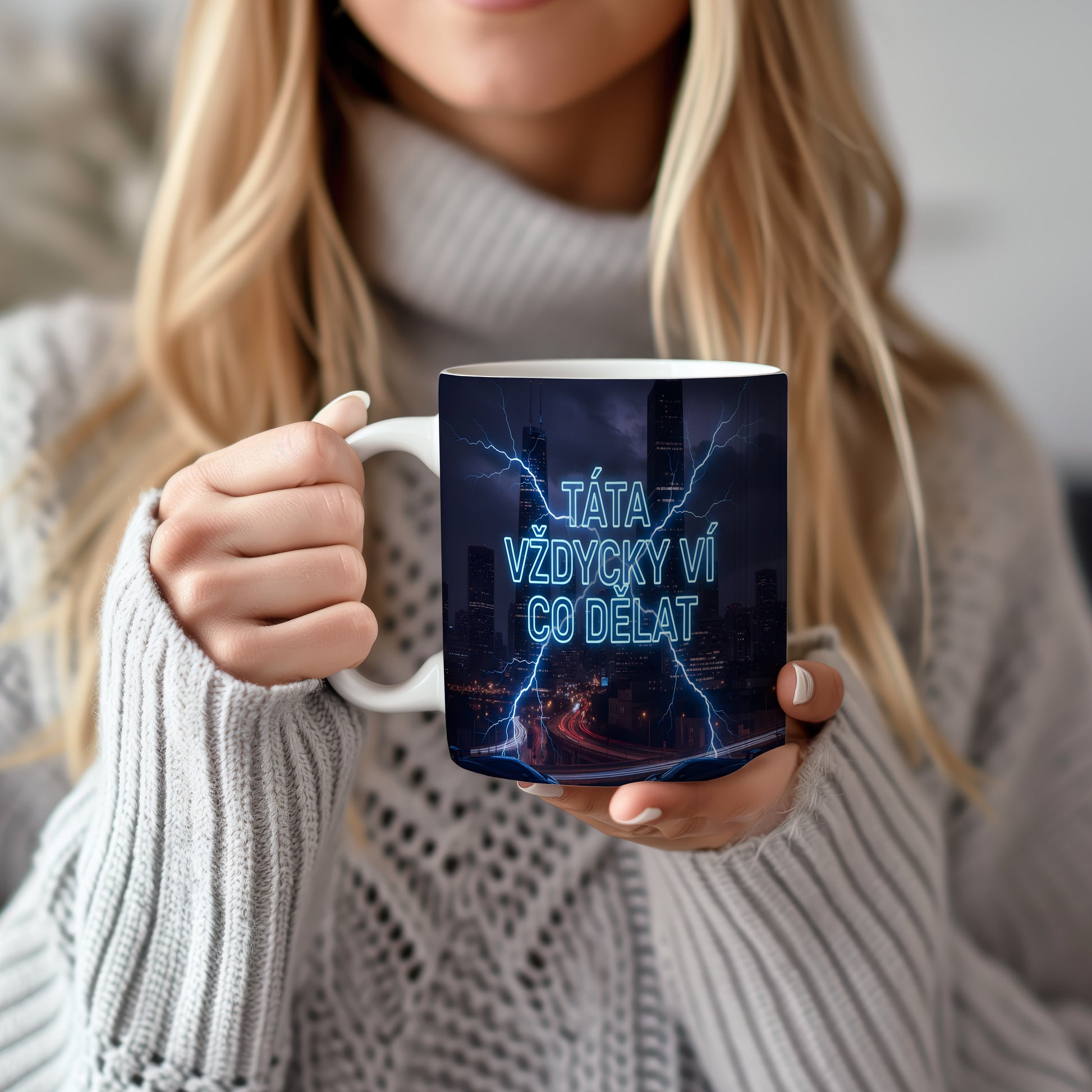 Hrnek s nápisem 'TÁTA VŽDYCKY VÍ CO DĚLAT' a blesky na pozadí města.