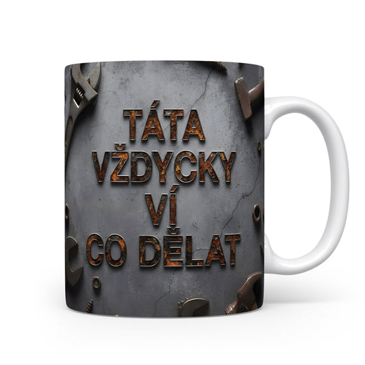 Hrnek s rezavým textem a motivem nářadí na betonovém pozadí.