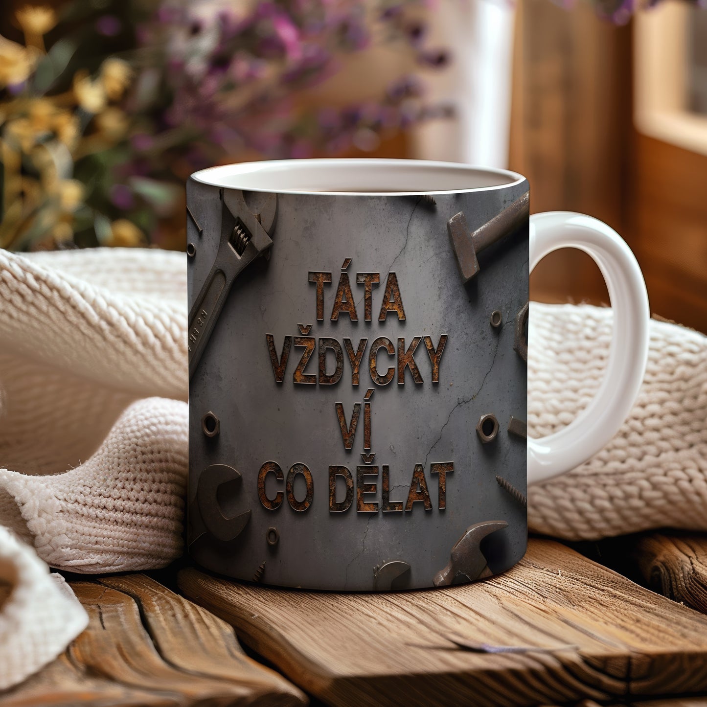 Hrnek s rezavým textem a motivem nářadí na betonovém pozadí.