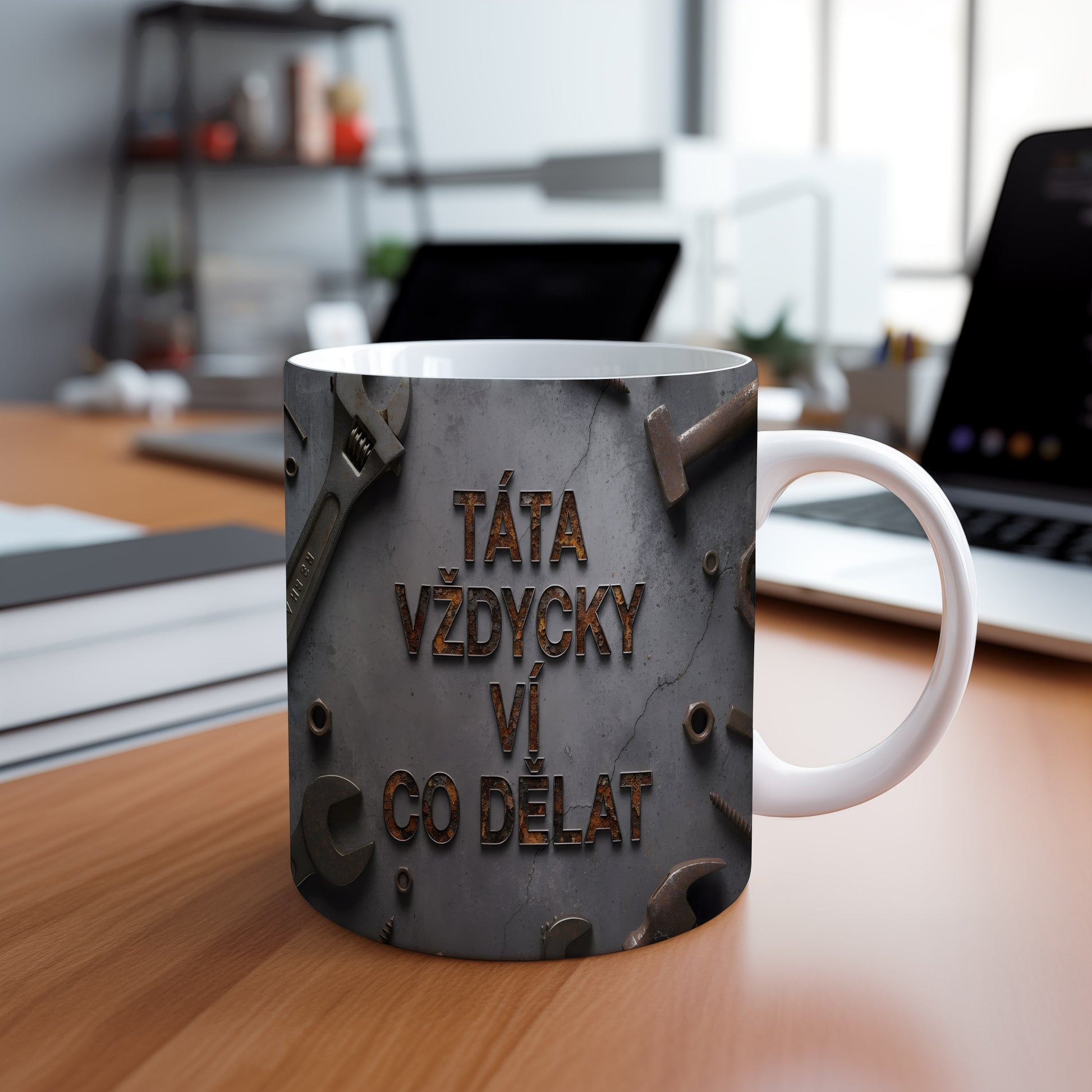 Hrnek s rezavým textem a motivem nářadí na betonovém pozadí.