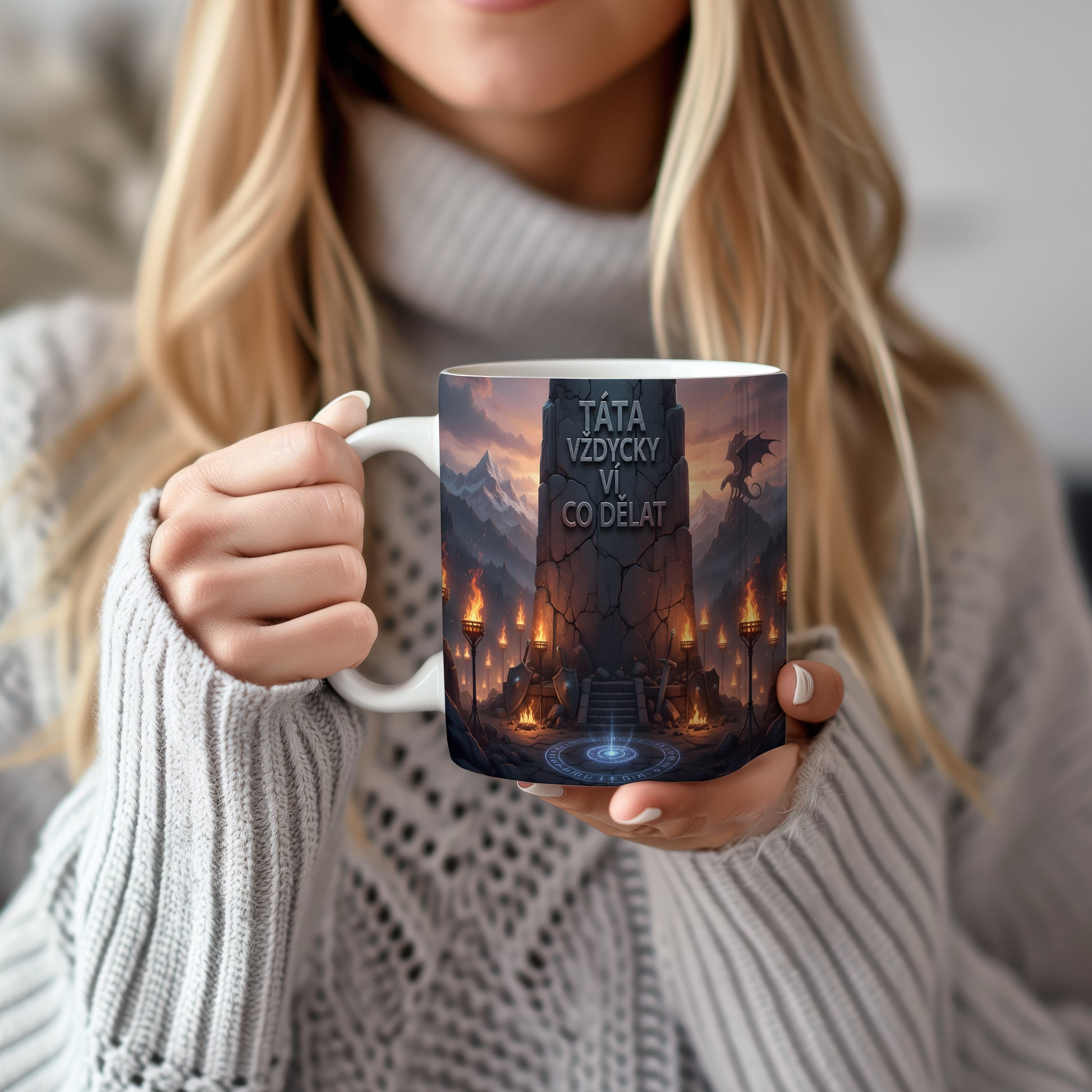 Hrnek s fantasy motivem draka, mečů a štítů.