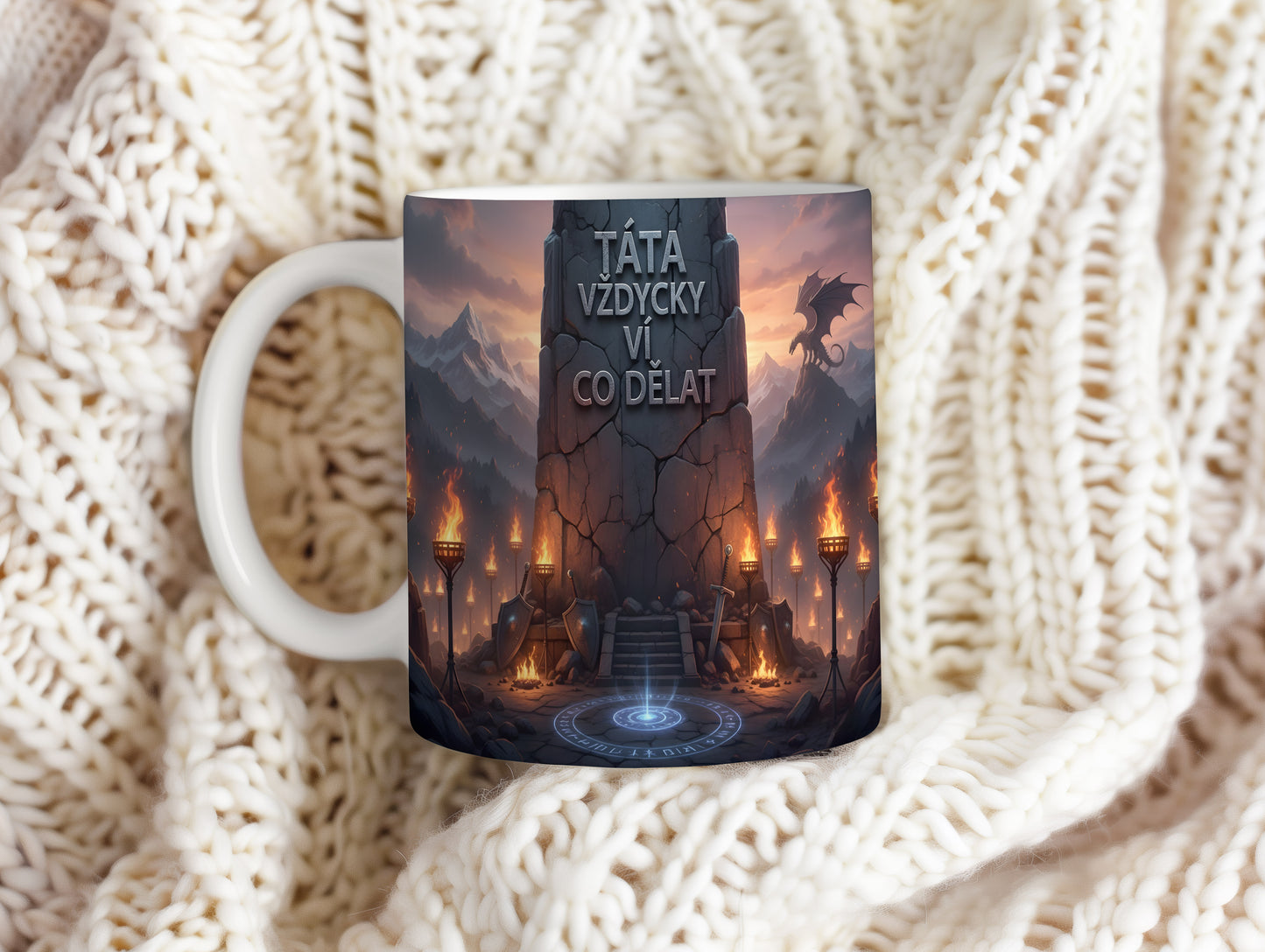 Hrnek s fantasy motivem draka, mečů a štítů.