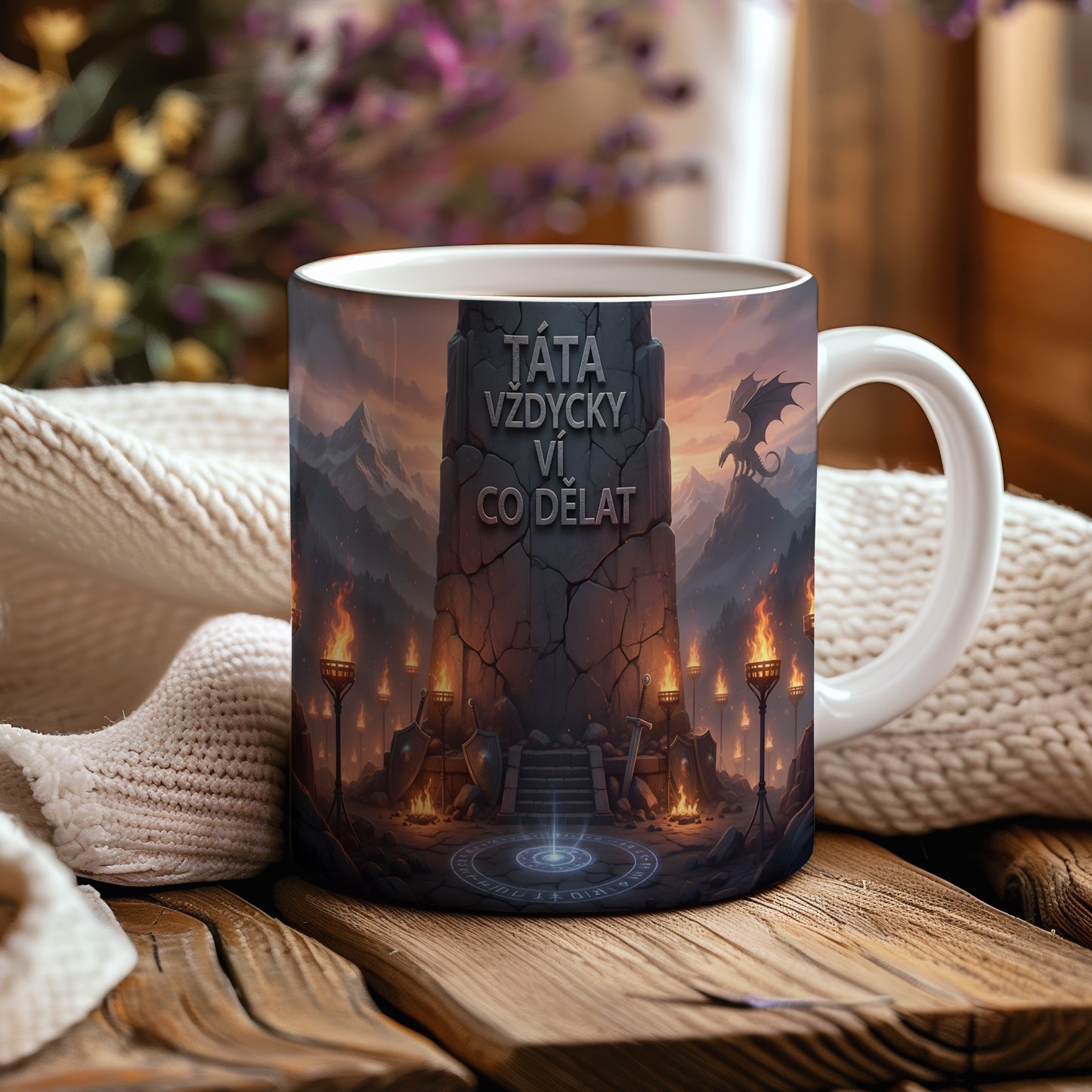 Hrnek s fantasy motivem draka, mečů a štítů.