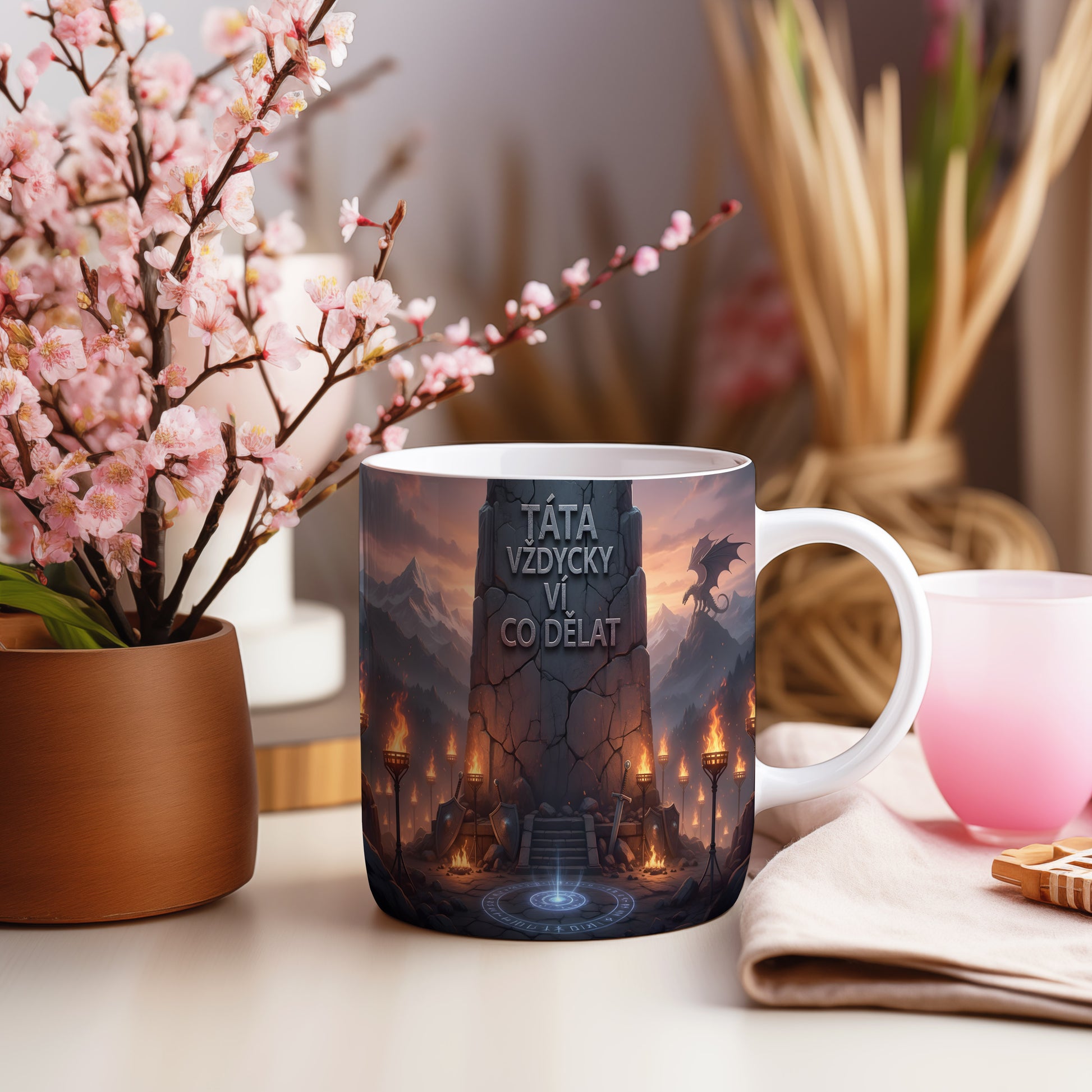 Hrnek s fantasy motivem draka, mečů a štítů.