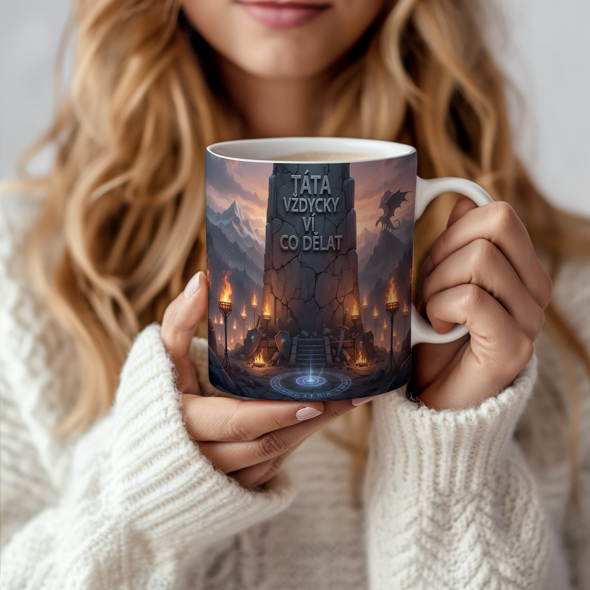 Hrnek s fantasy motivem draka, mečů a štítů.