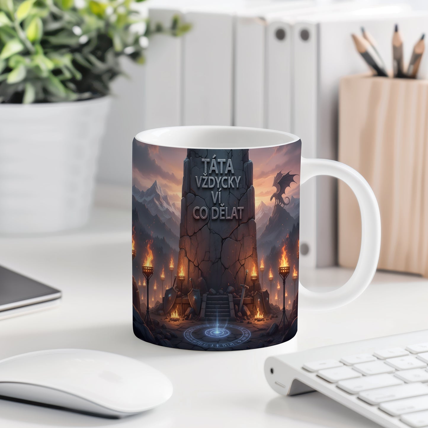 Hrnek s fantasy motivem draka, mečů a štítů.