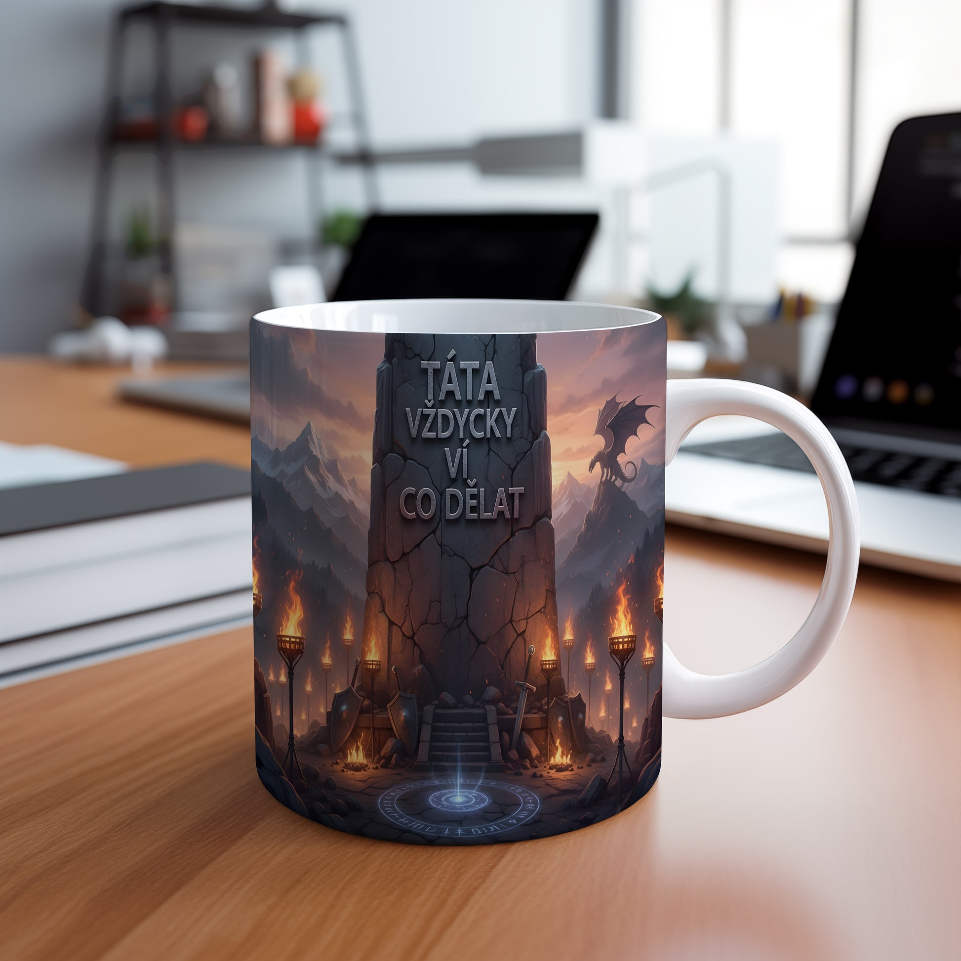 Hrnek s fantasy motivem draka, mečů a štítů.