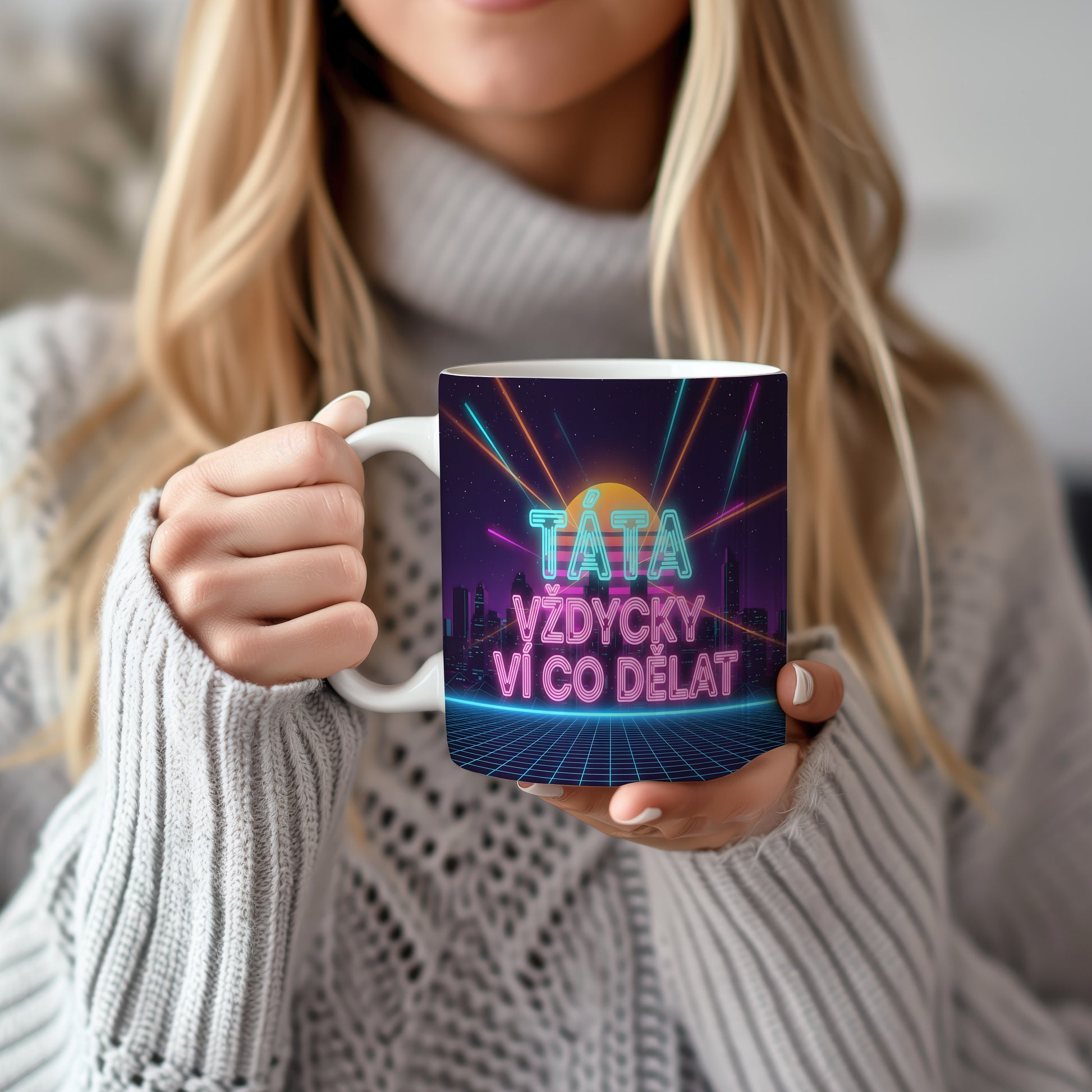 Hrnek s neonovým nápisem TÁTA VŽDYCKY VÍ CO DĚLAT na moderním pozadí.