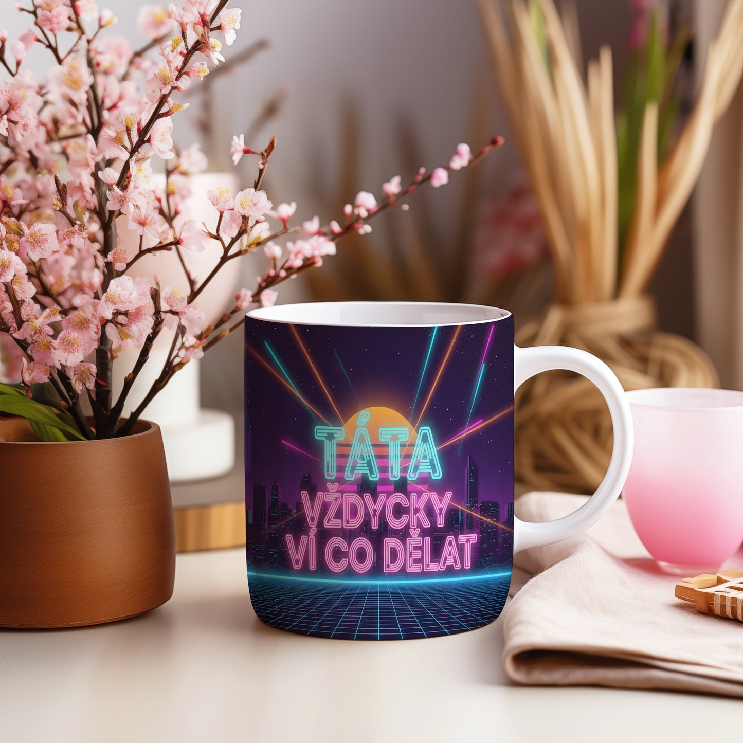 Hrnek s neonovým nápisem TÁTA VŽDYCKY VÍ CO DĚLAT na moderním pozadí.